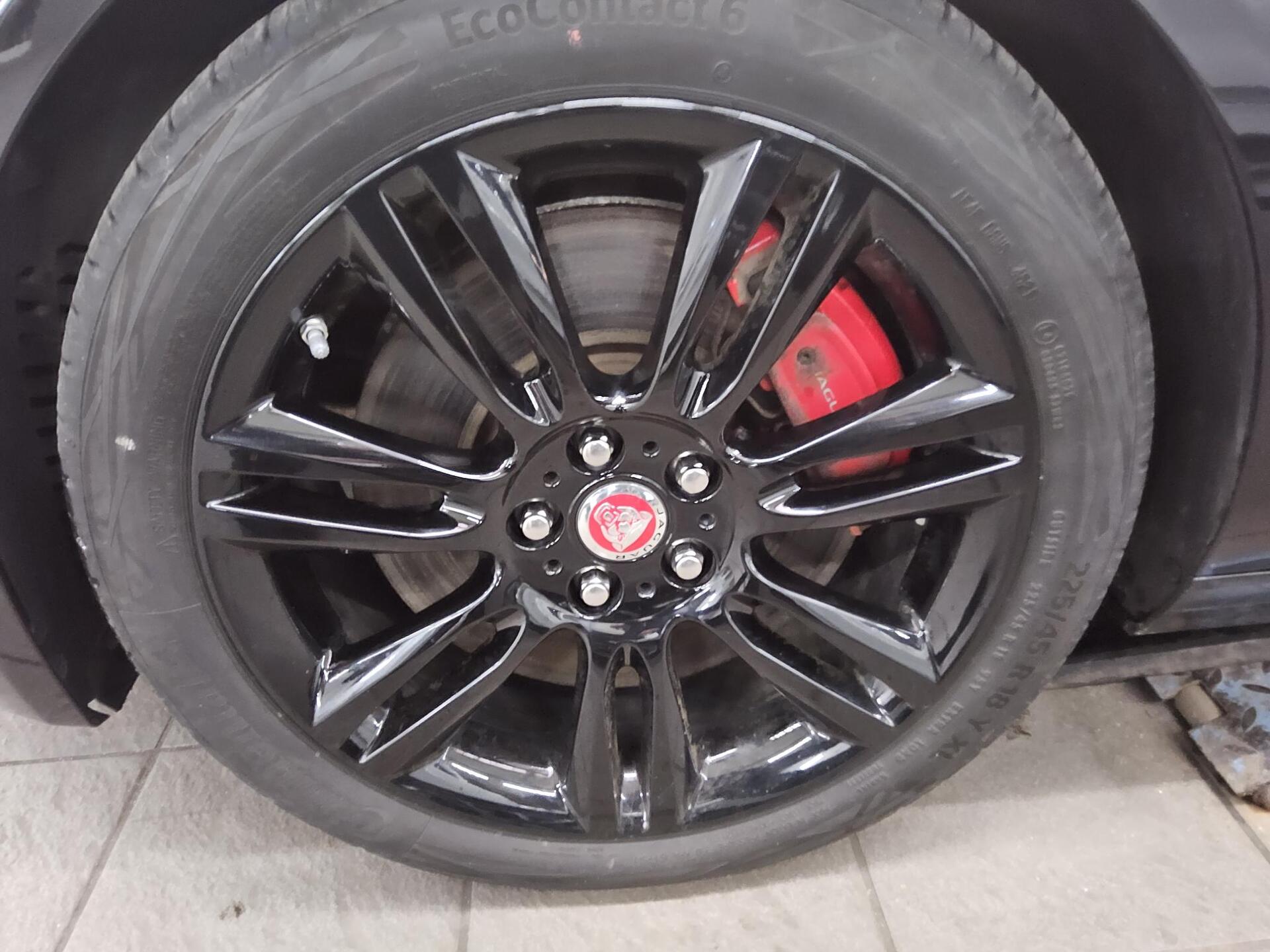 Jaguar XE D 200 AWD HSE Leder Navi-Pro LED HuD RFK Shz 10