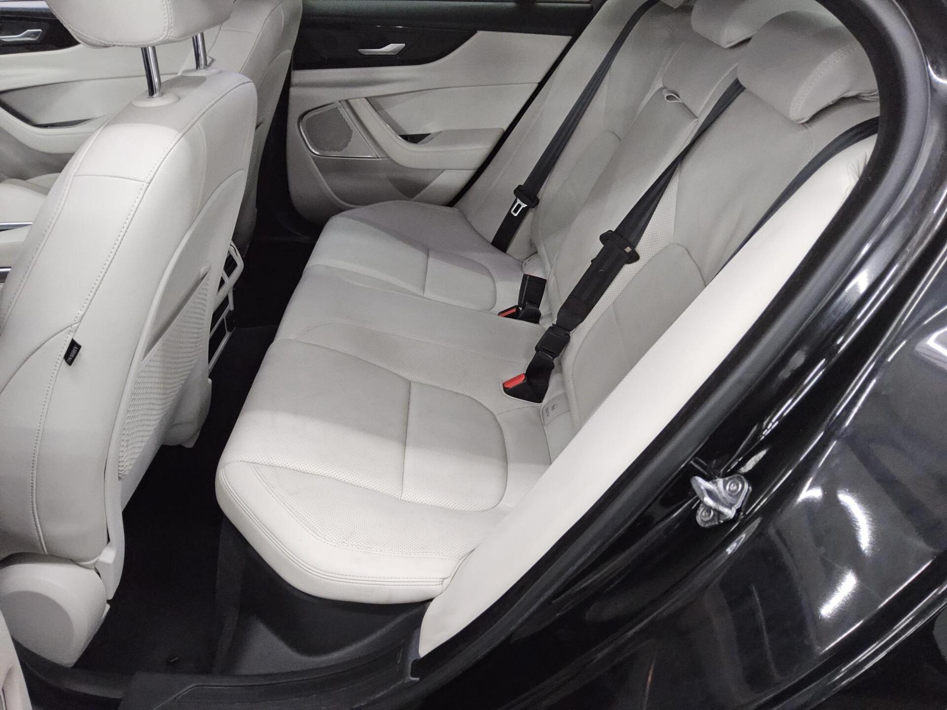 Jaguar XE D 200 AWD HSE Leder Navi-Pro LED HuD RFK Shz 12