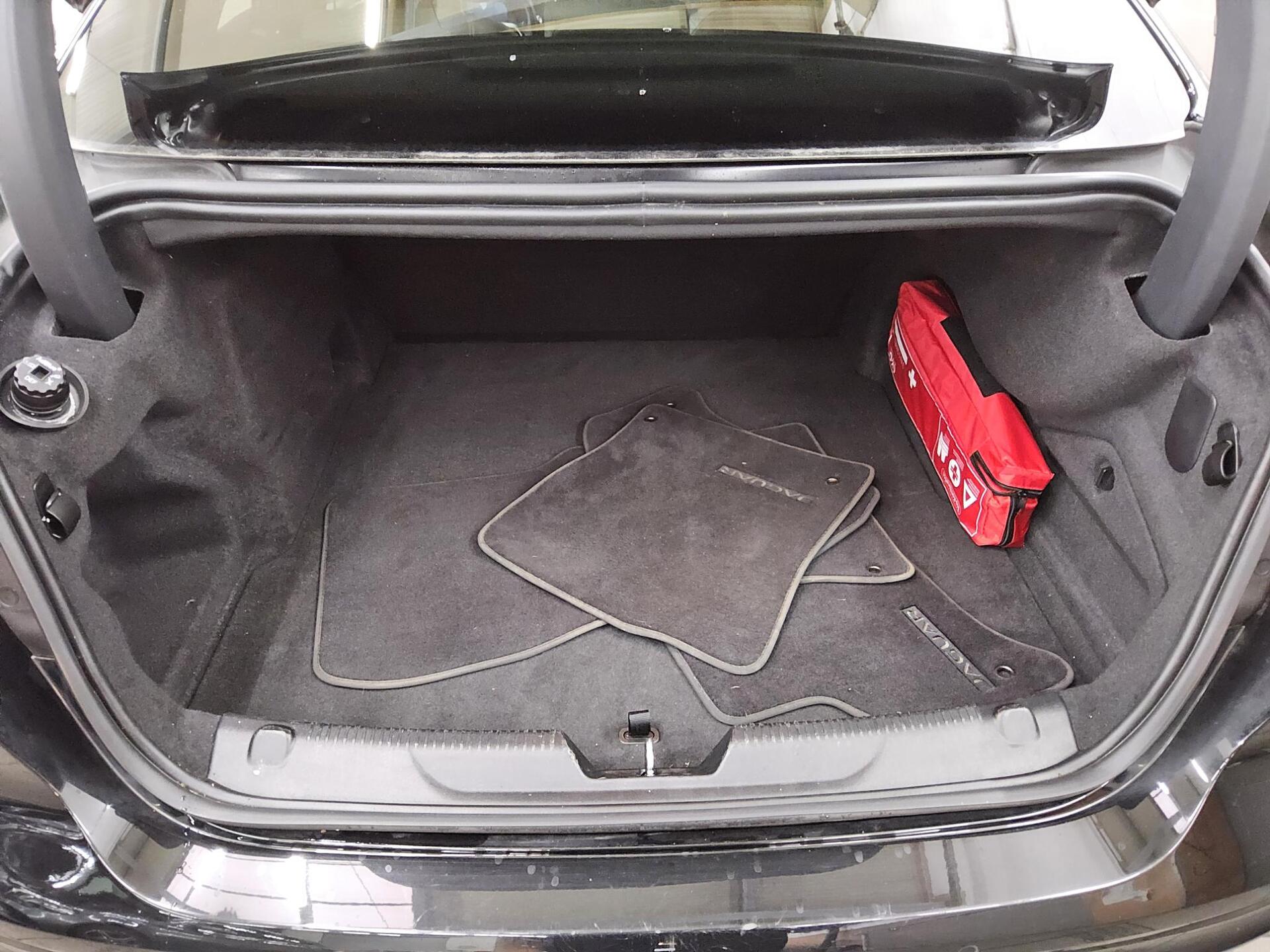 Jaguar XE D 200 AWD HSE Leder Navi-Pro LED HuD RFK Shz 11