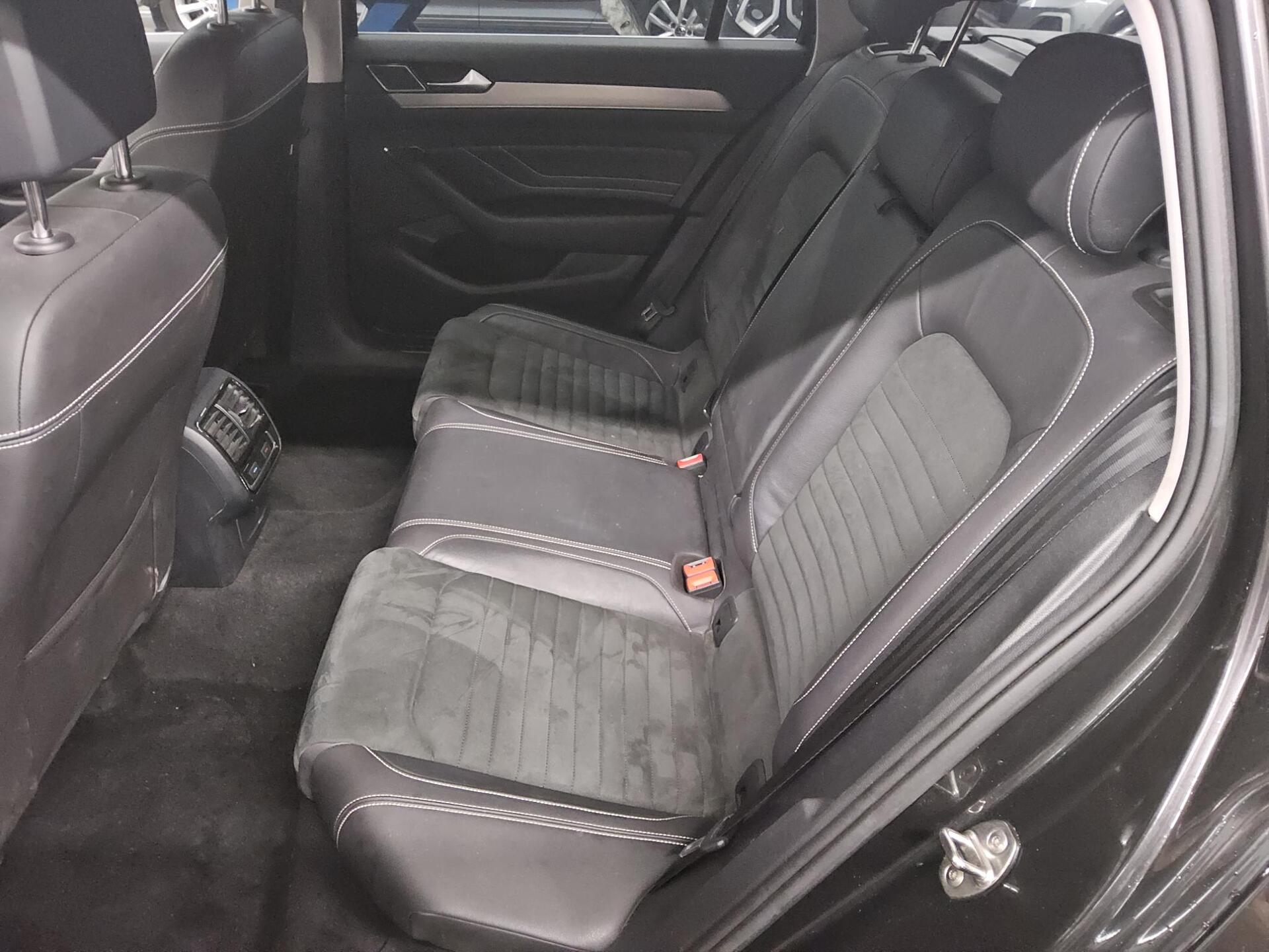 Volkswagen Passat Var. 2.0 TDI Elegance Navi AID LED AHK 13