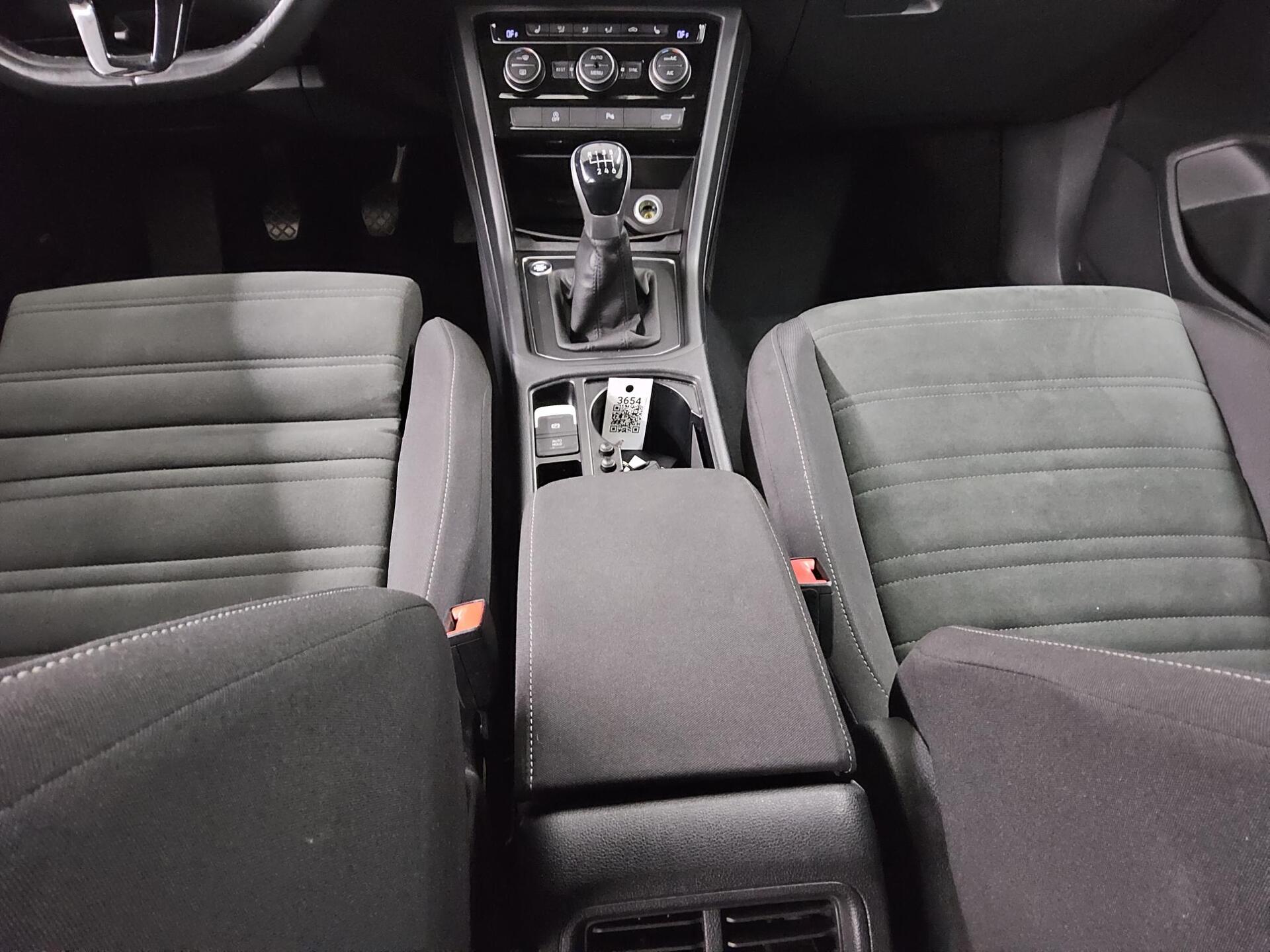 Volkswagen Touran 2.0 TDI Comf. Navi RFK ACC Keyless Shz 6