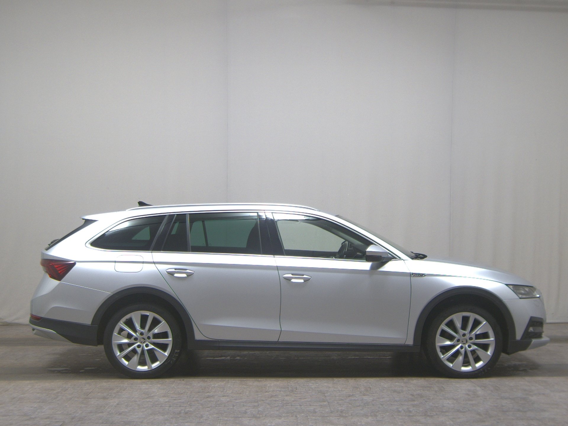 Skoda Octavia Kombi 2.0 TDI 4x4 Scout Navi vc HuD AHK