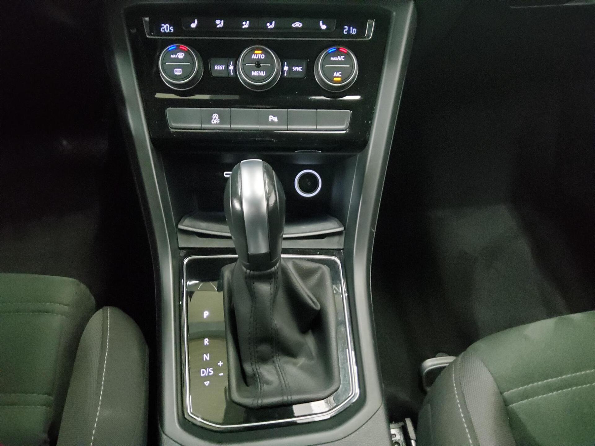 Volkswagen Touran 2.0 TDI Highline Navi LED ACC AID 6