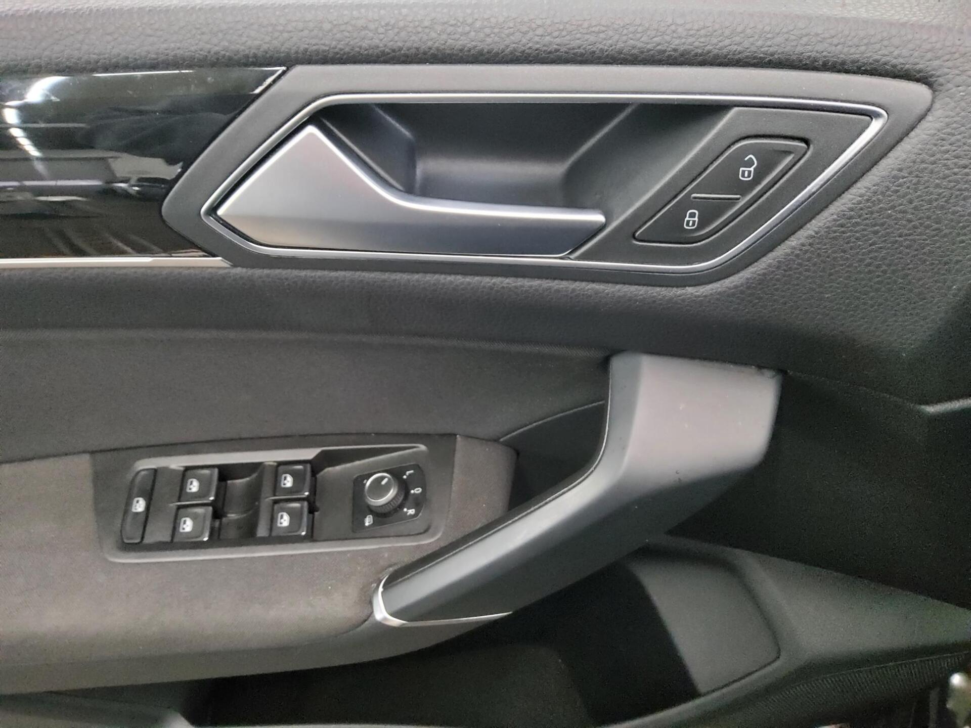 Volkswagen Touran 2.0 TDI Highline Navi LED ACC AID 10