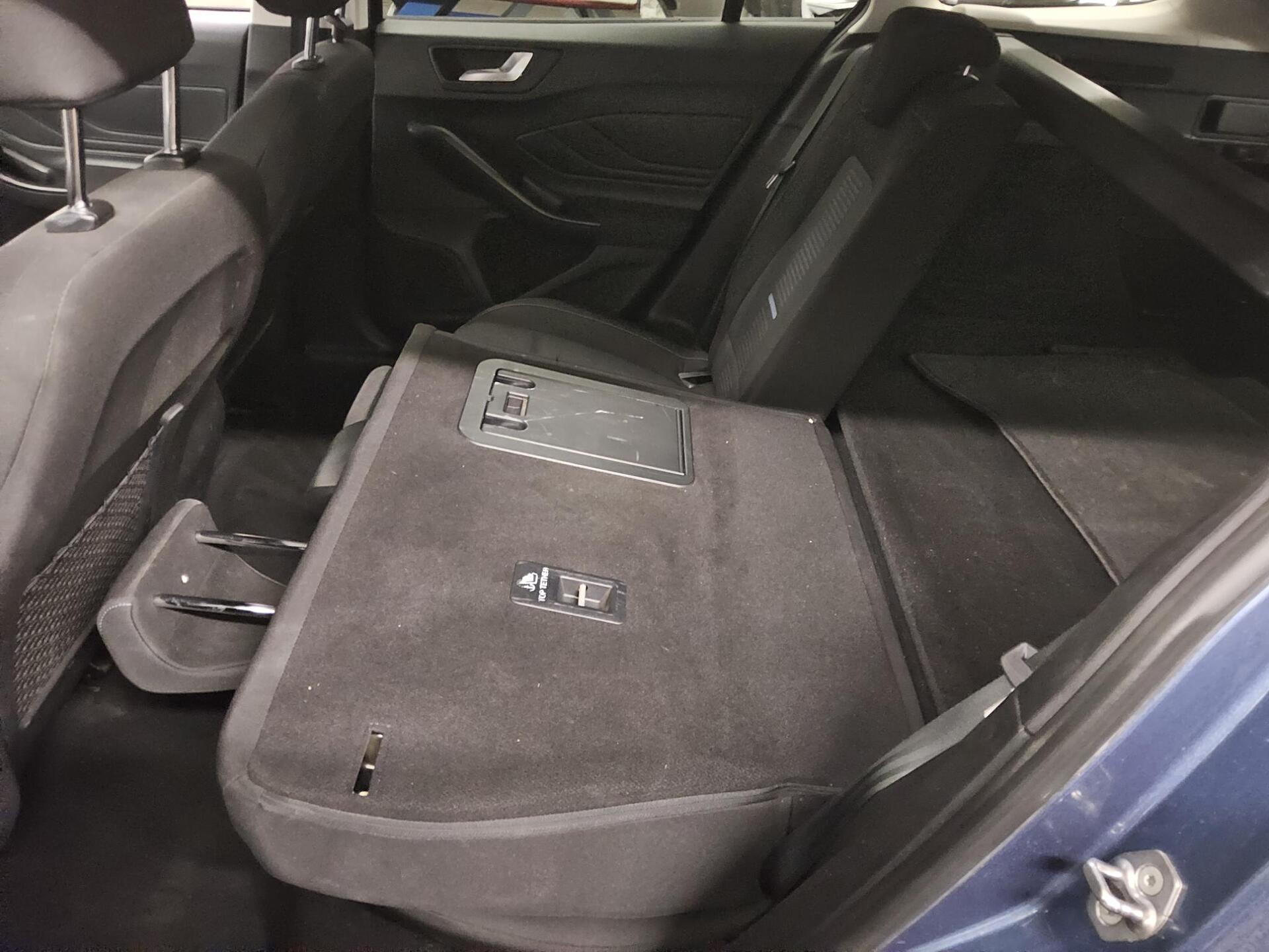 Ford Focus Turnier 1.0 EB Active Navi LED RFK Shz PDC 12