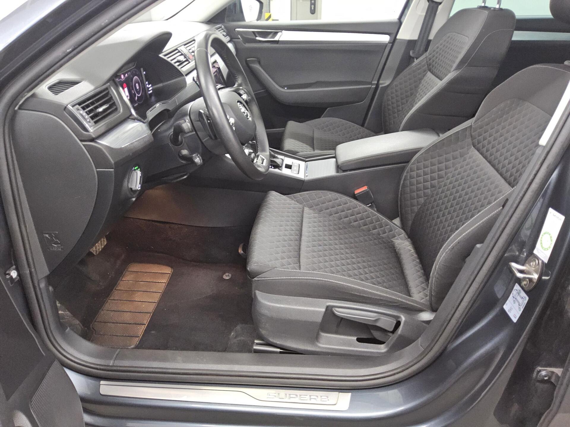 Skoda Superb Kombi 2.0 TDI Ambition Navi LED vc Pano 9