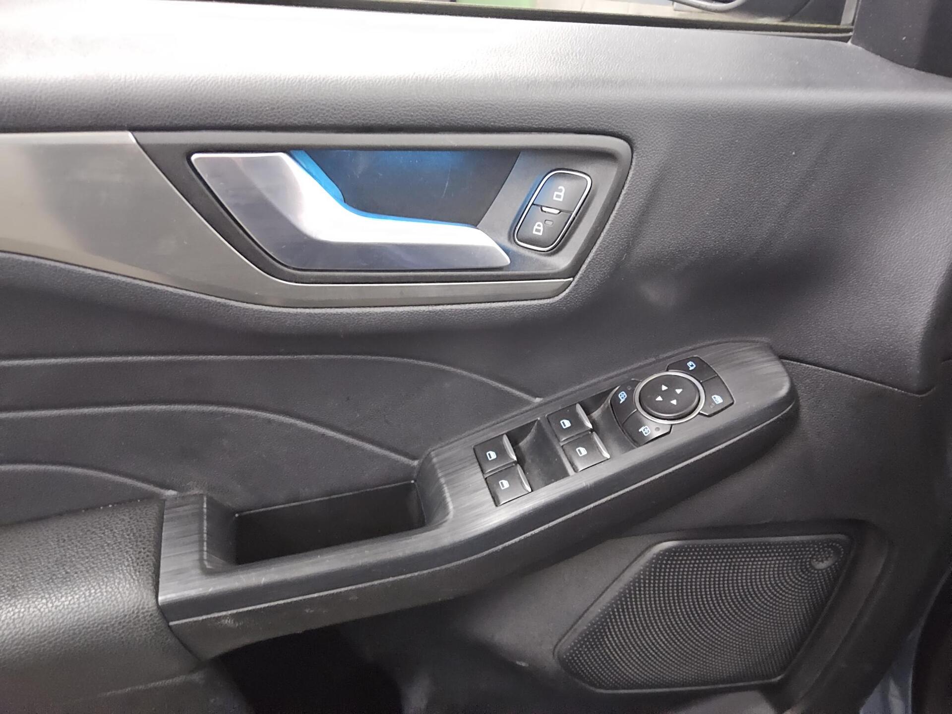 Ford Kuga 2.0 EB Titanium Navi Pano LED AHK 10