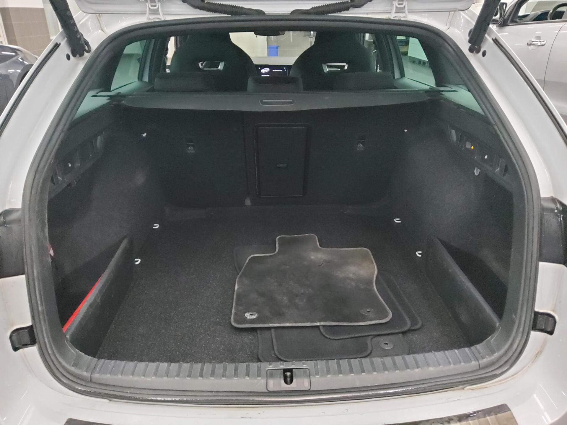 Skoda Octavia Kombi 2.0 TDI RS Navi Matrix vc AHK HuD 12