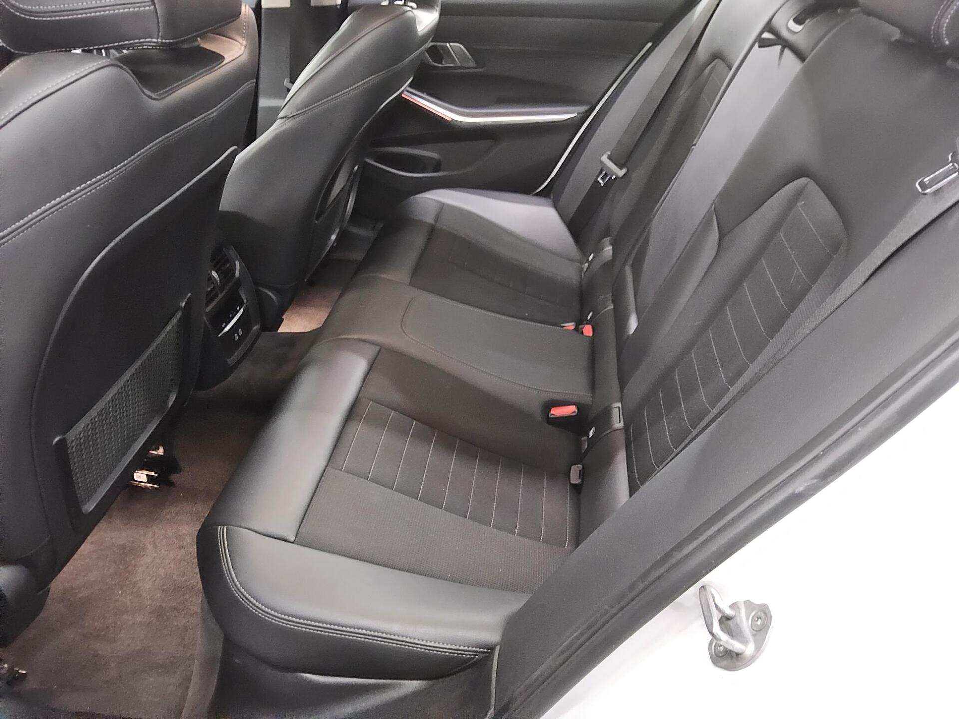 BMW 320dA Sport-Line Navi LED HiFi ACC PDC Shz 13