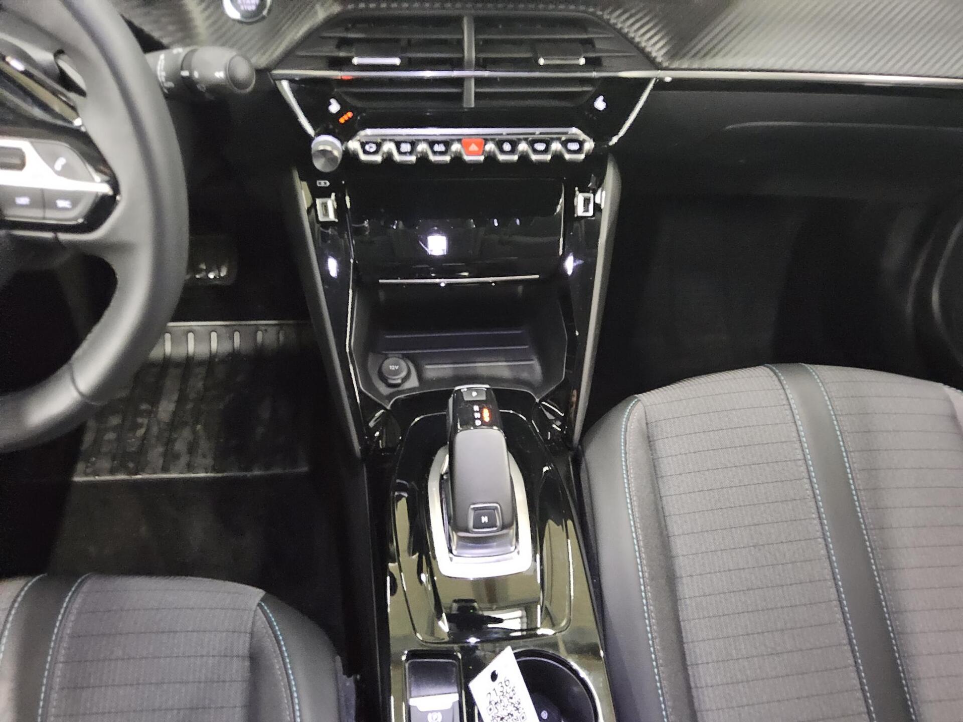 Peugeot 2008 1.5 BlueHDi 130 Allure 2-Sitzer LED ACC Shz 6