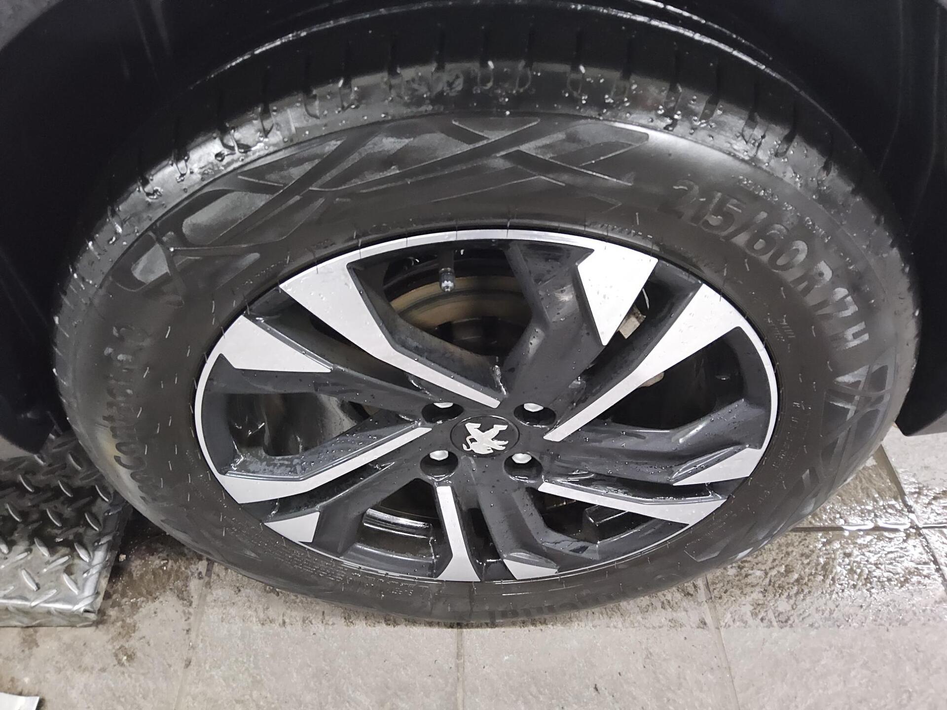 Peugeot 2008 1.5 BlueHDi 130 Allure 2-Sitzer LED ACC Shz 11