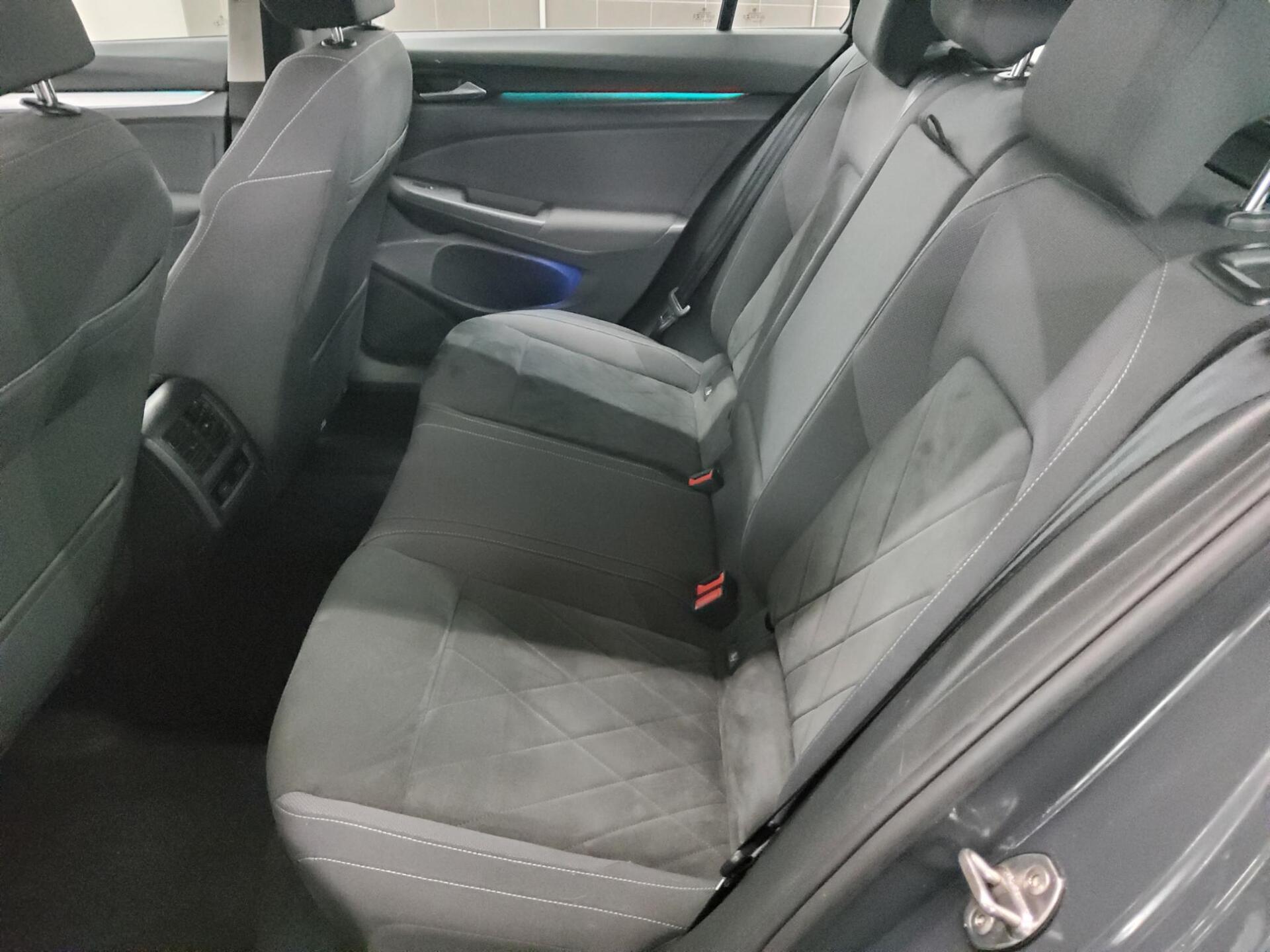 Volkswagen Golf-8 Var. 2.0 TDI Life Navi LED ACC PDC SHZ 13