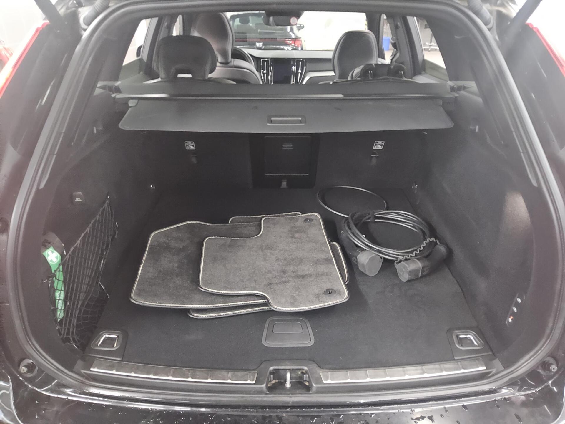 Volvo XC60 T8 AWD Hybrid R-Design Navi LED Pano Leder 12