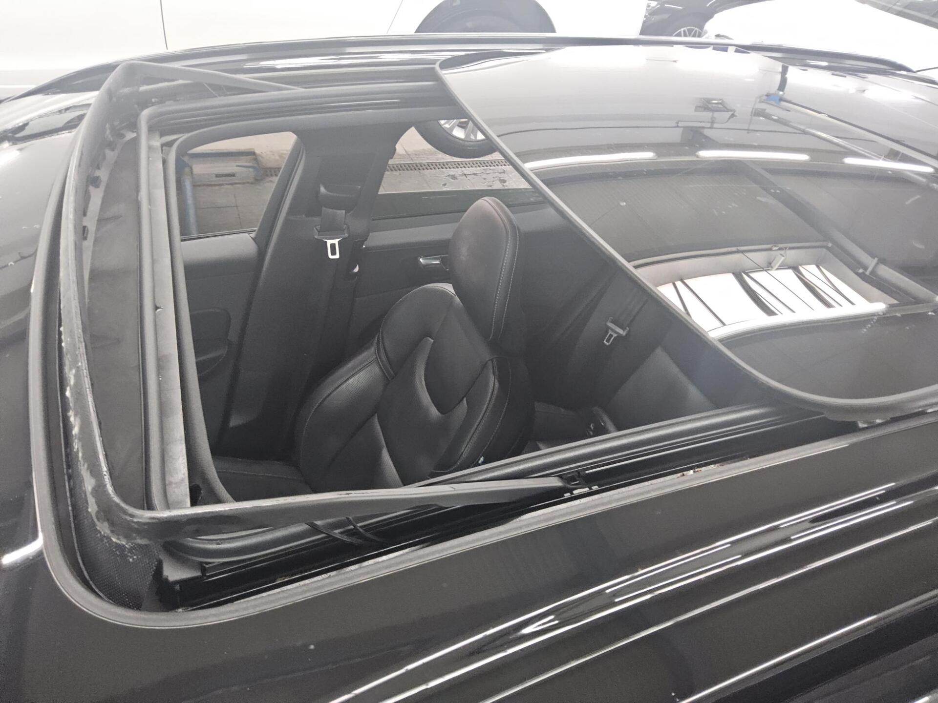 Volvo XC60 T8 AWD Hybrid R-Design Navi LED Pano Leder 13