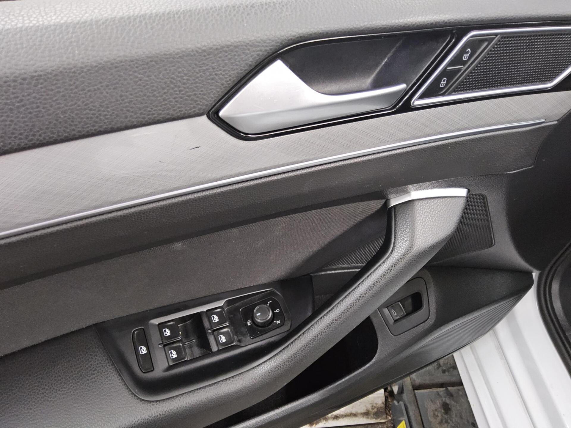 Volkswagen Passat Var. 2.0 TDI Business R-Line Navi LED PDC 9