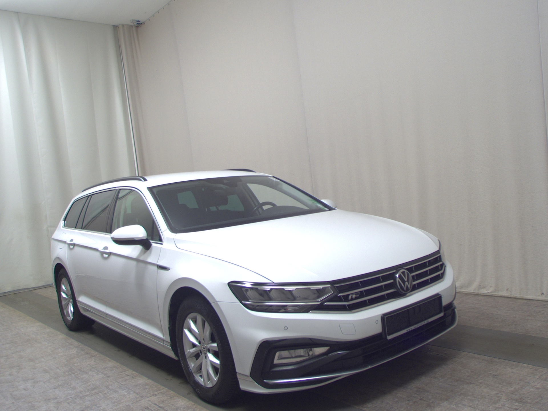 Volkswagen Passat Var. 2.0 TDI Business R-Line Navi LED PDC 3