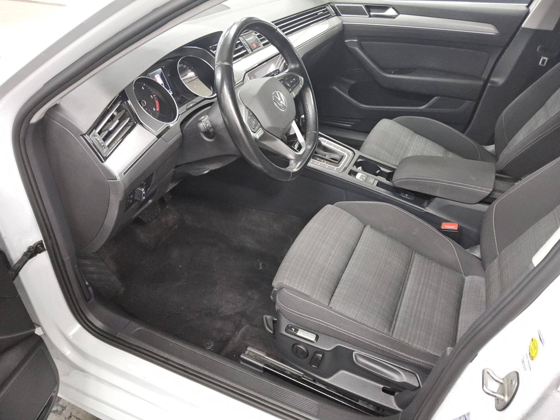 Volkswagen Passat Var. 2.0 TDI Business R-Line Navi LED PDC 8