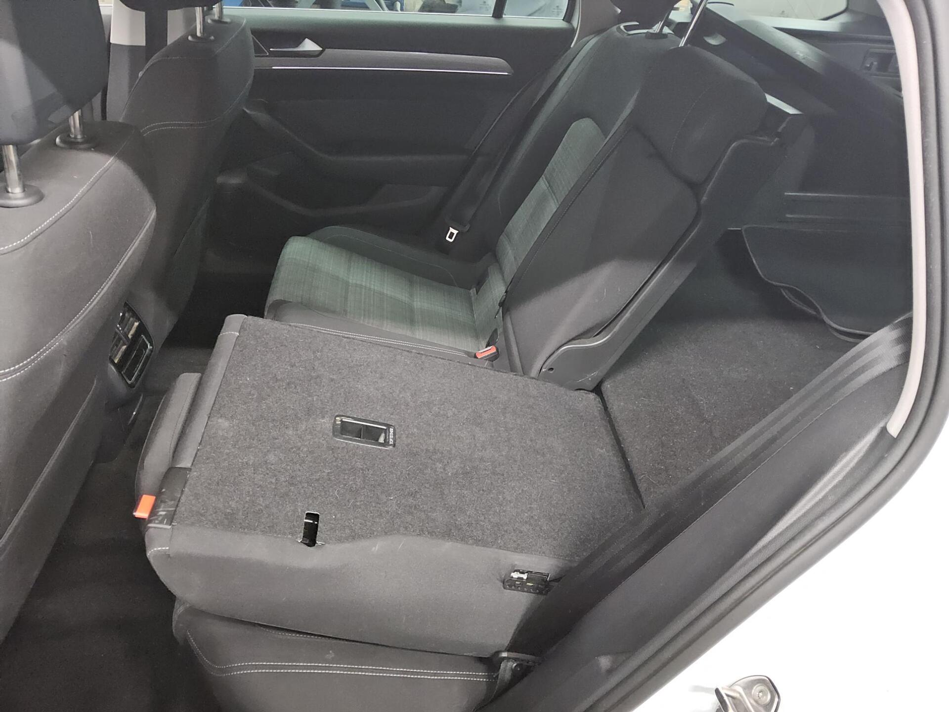 Volkswagen Passat Var. 2.0 TDI Business R-Line Navi LED PDC 12