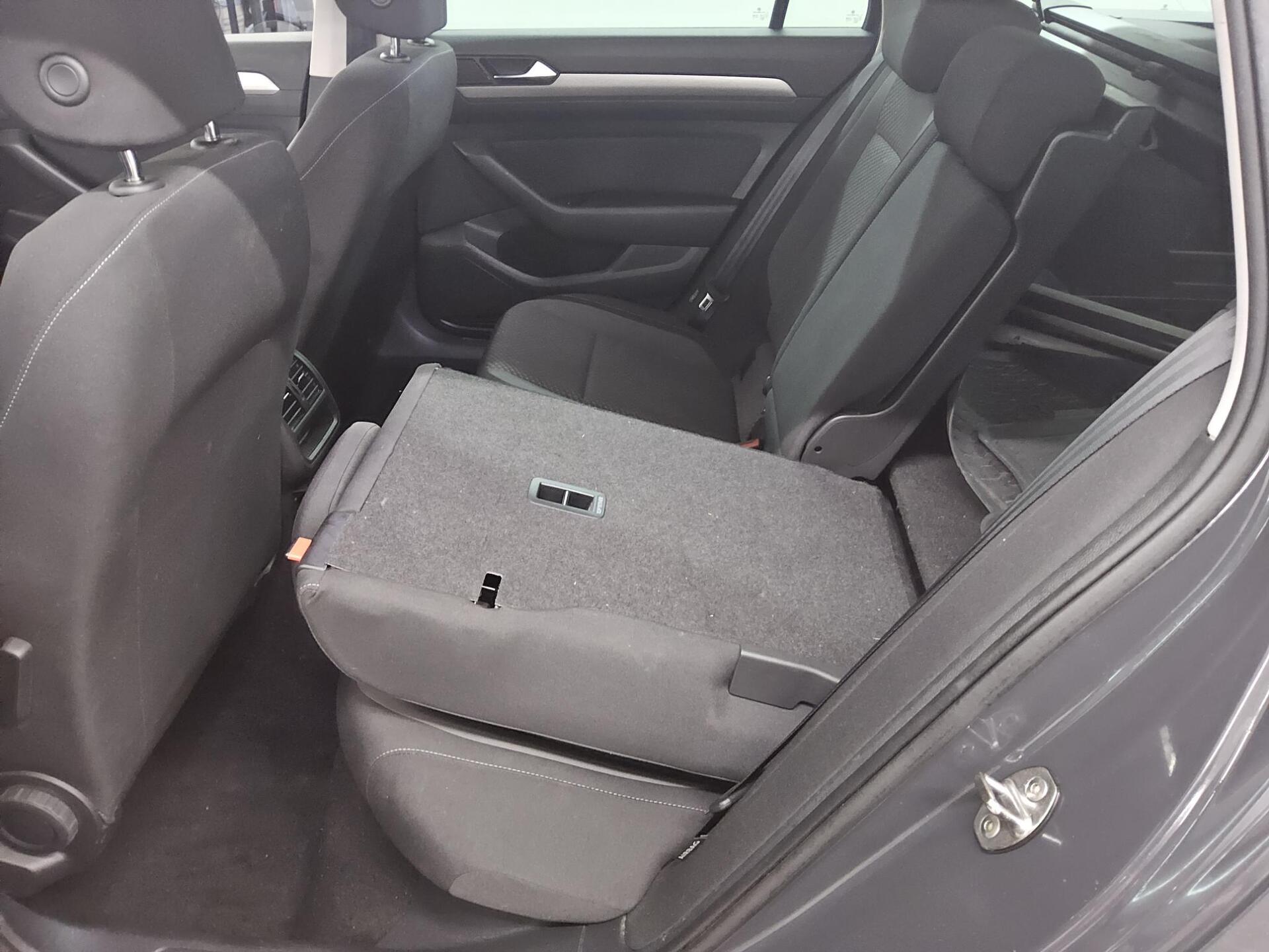 Volkswagen Passat Var. 2.0 TDI Business Navi LED AHK RFK 12