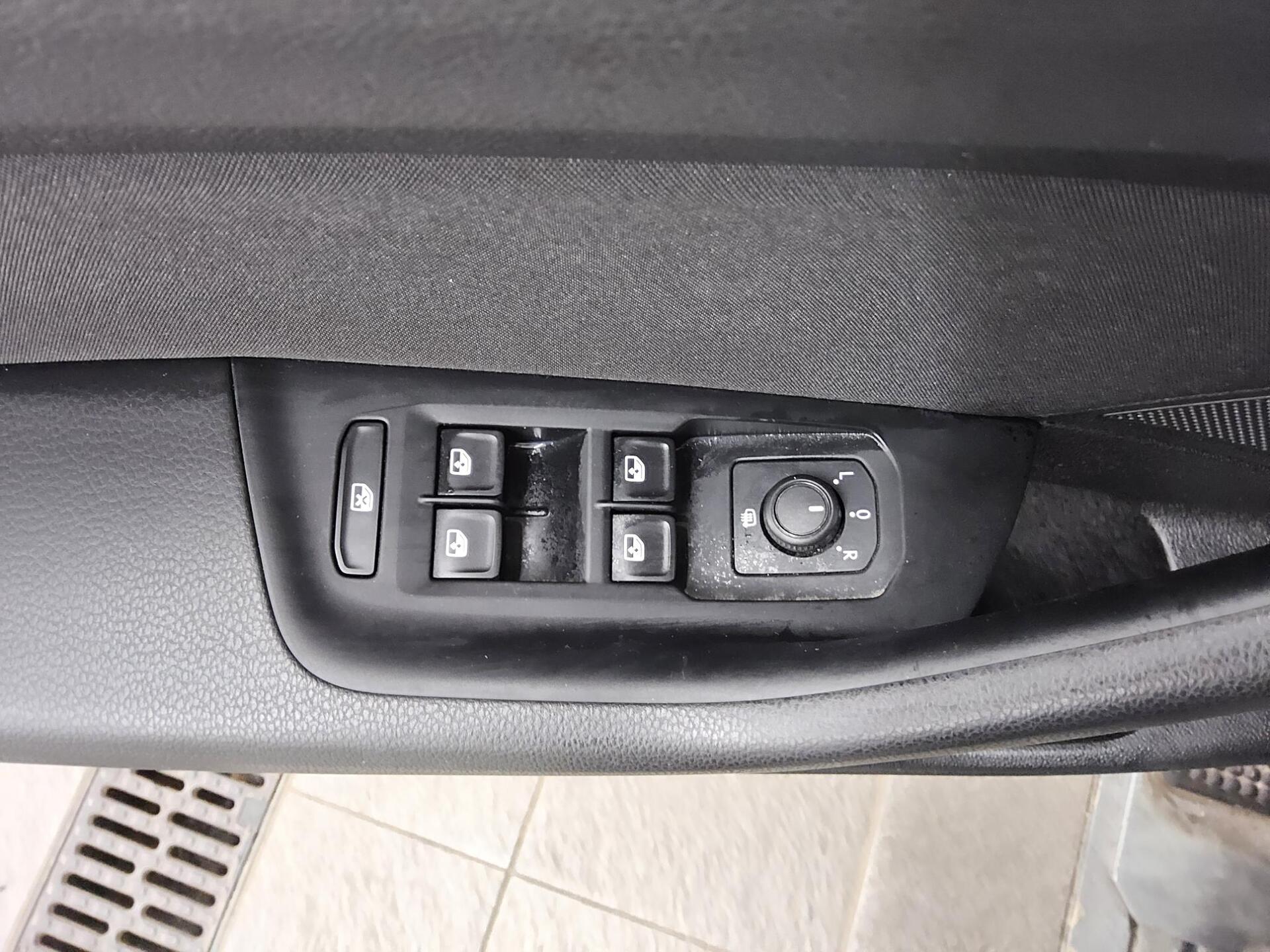 Volkswagen Passat Var. 2.0 TDI Business Navi LED AHK RFK 9