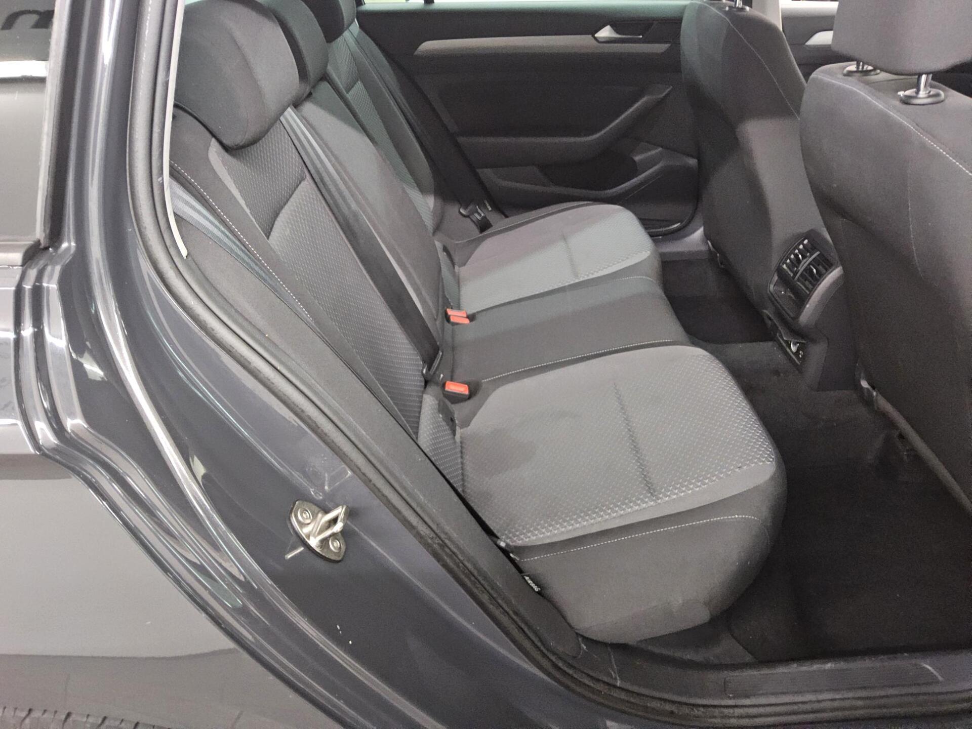 Volkswagen Passat Var. 2.0 TDI Business Navi LED AHK RFK 13