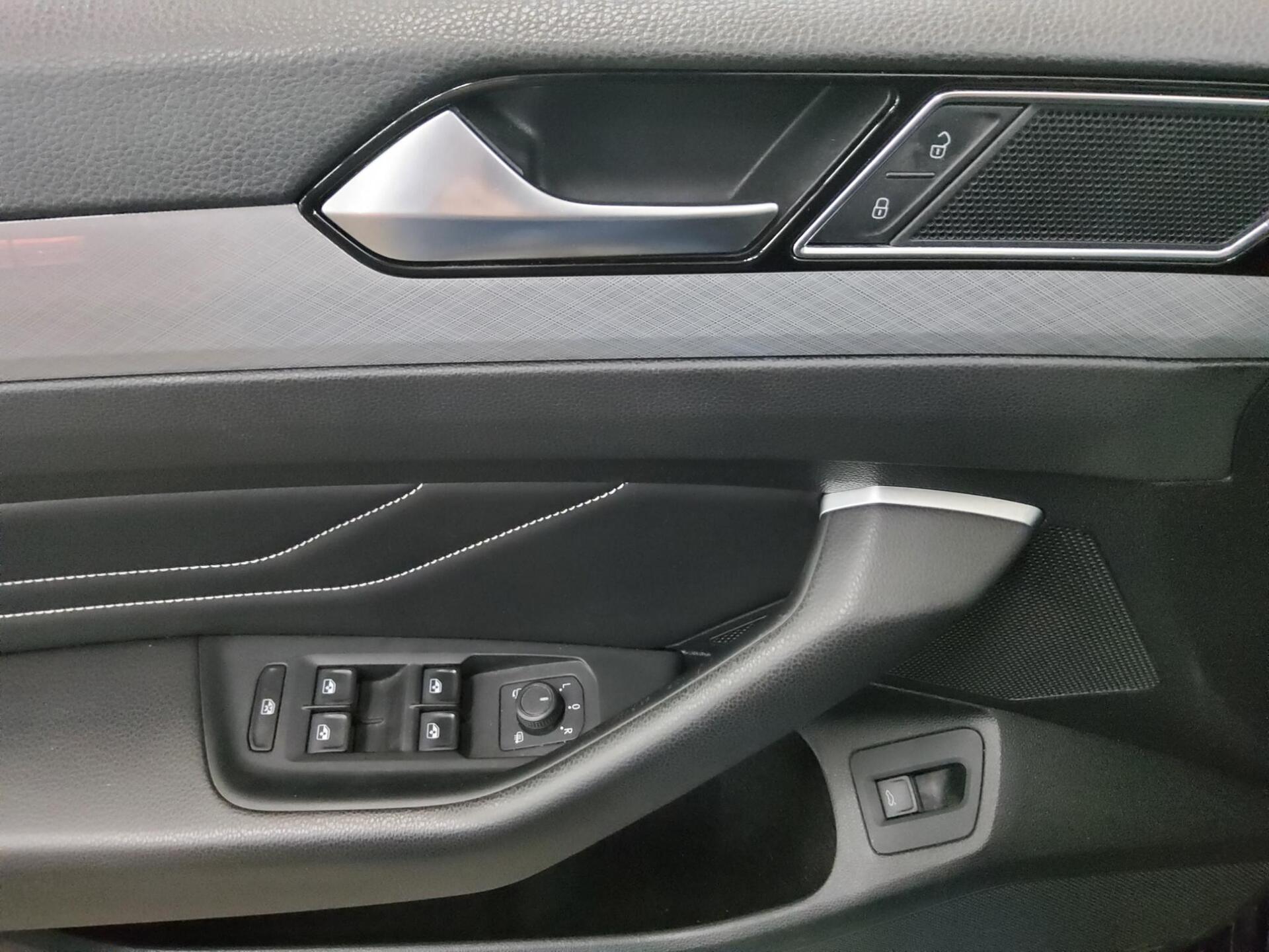 Volkswagen Passat Var. 2.0 TDI Business Navi LED Leder RFK 9