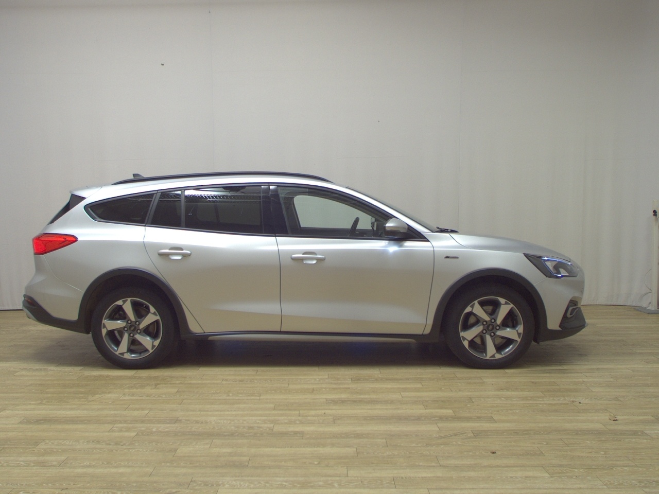 Ford Focus Turnier 1.5 EB Active Navi LED RFK AHK PDC