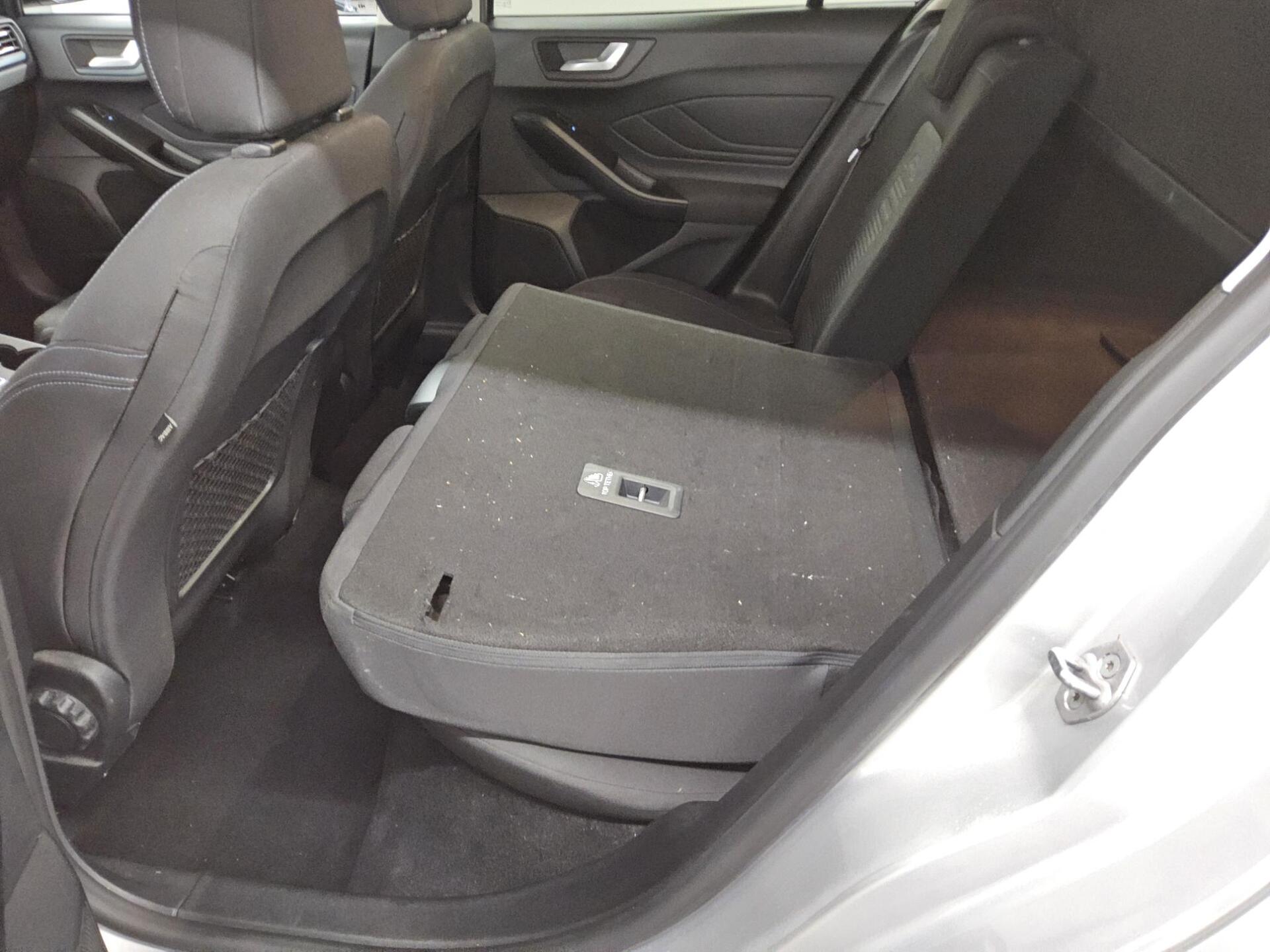 Ford Focus Turnier 1.5 EB Active Navi LED RFK AHK PDC 12