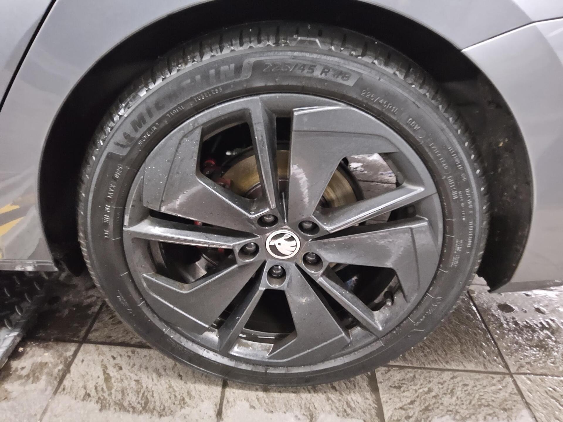 Skoda Octavia Kombi 2.0 TDI RS Navi LED+ DCC AHK PDC 11