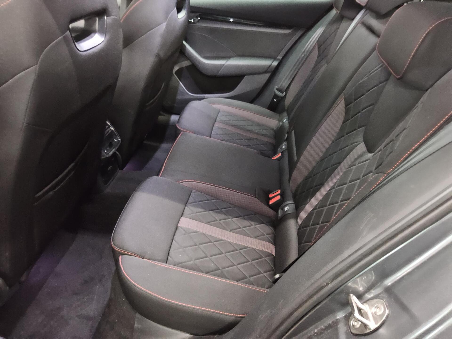 Skoda Octavia Kombi 2.0 TDI RS Navi LED+ DCC AHK PDC 13