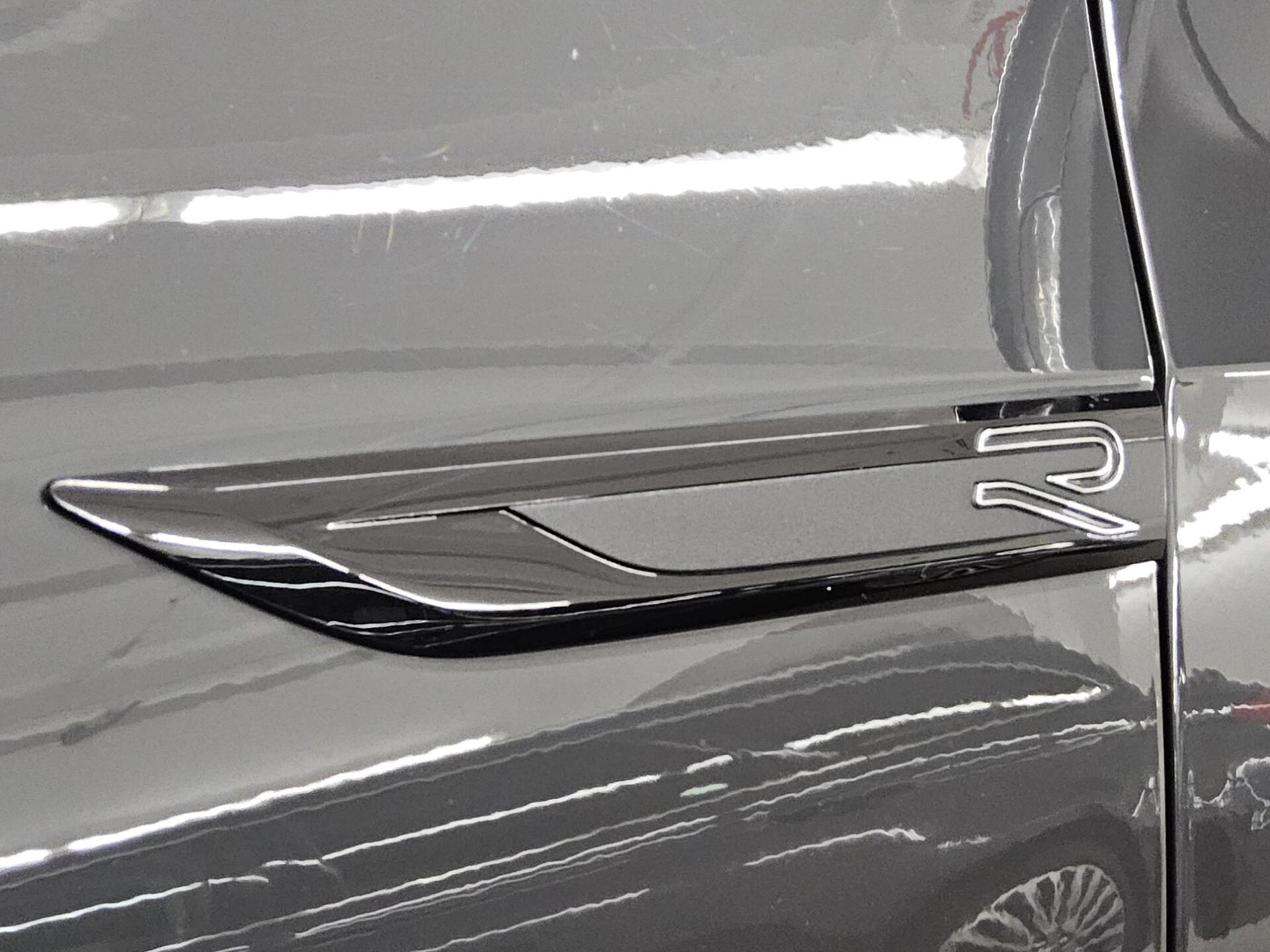 Volkswagen Golf-8 Var. 2.0 TDI R-Line Navi DC LED ACC 12