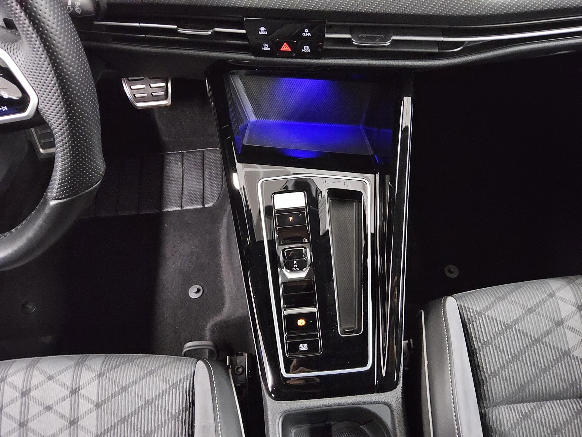 Volkswagen Golf-8 Var. 2.0 TDI R-Line Navi DC LED ACC 6