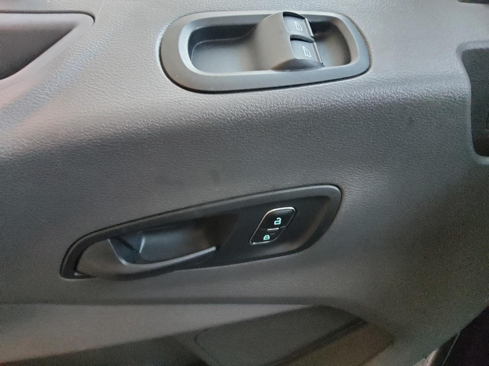 Ford Transit 2.0 TDCi Trend L3H2 9-Sitze Navi Shz DAB 9