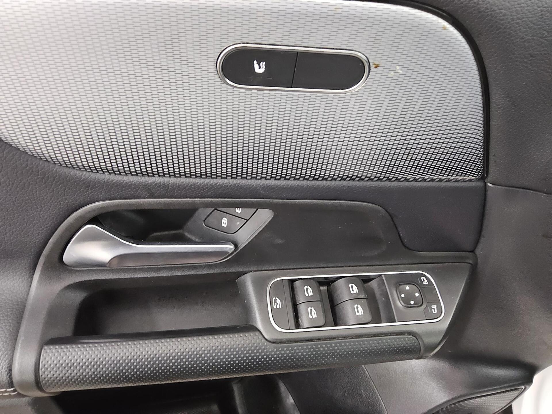 Mercedes-Benz GLB 200 d Style Navi LED Burmester MBUX AHK PDC 10