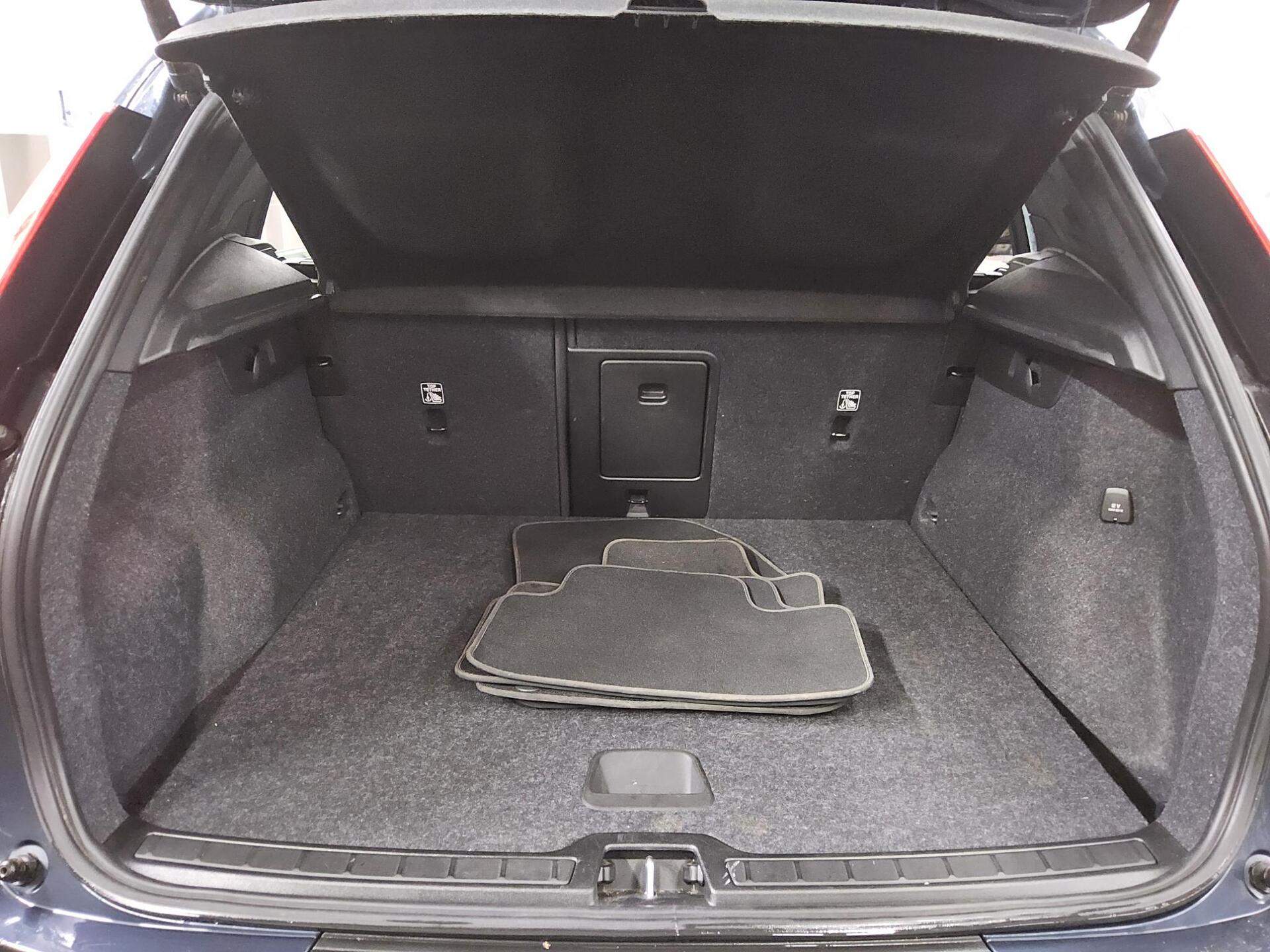 Volvo XC40 T4 Recharge Momentum Leder Navi H-K RfK AHK 12