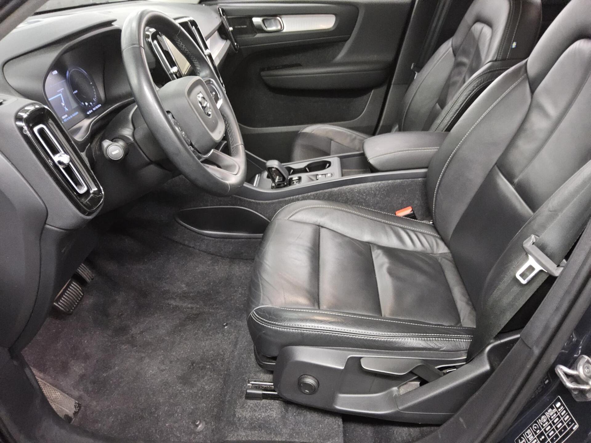 Volvo XC40 T4 Recharge Momentum Leder Navi H-K RfK AHK 9