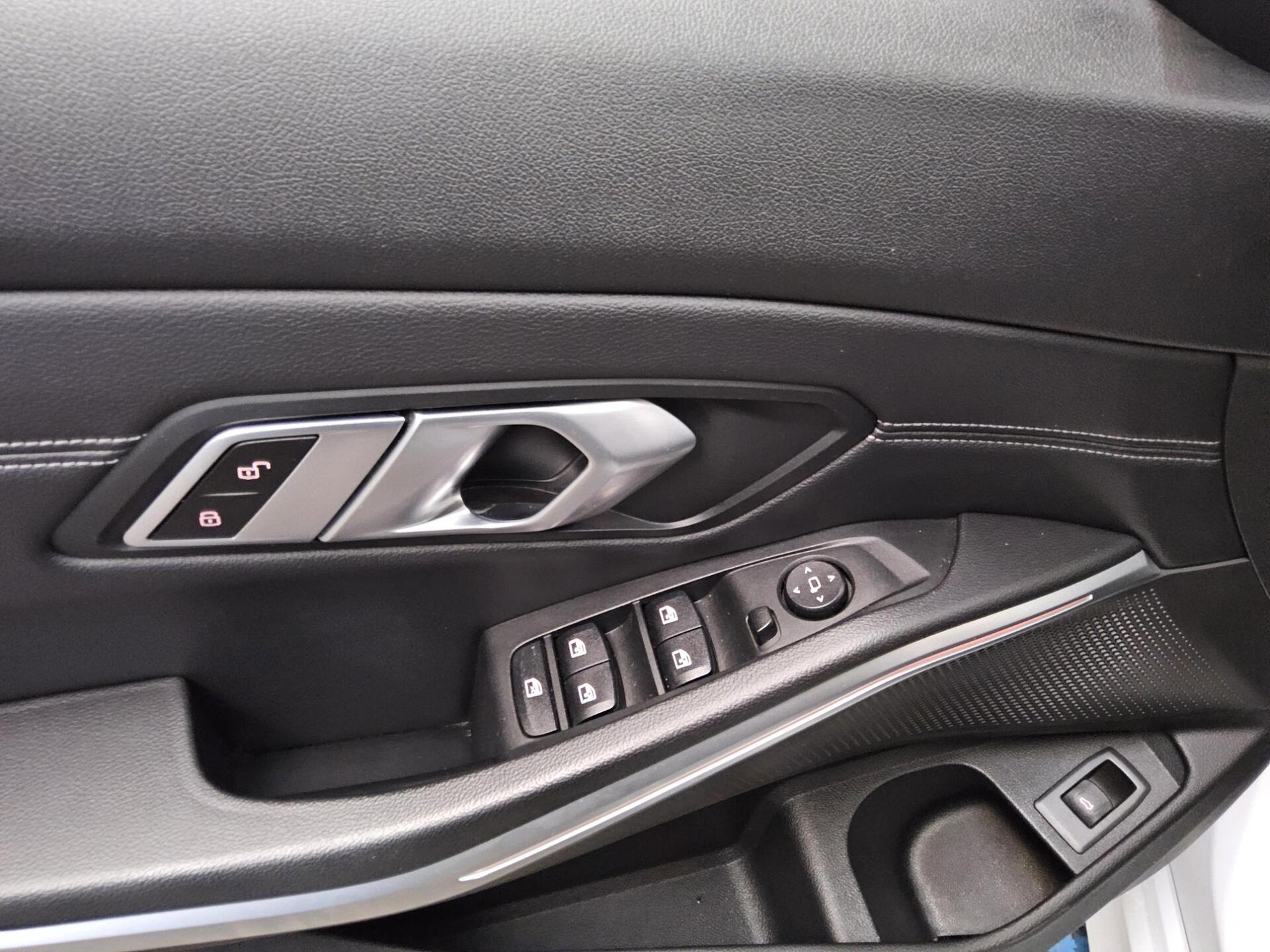 BMW 320dA Touring Sport-Line T-Leder Navi LED LC Pro 10