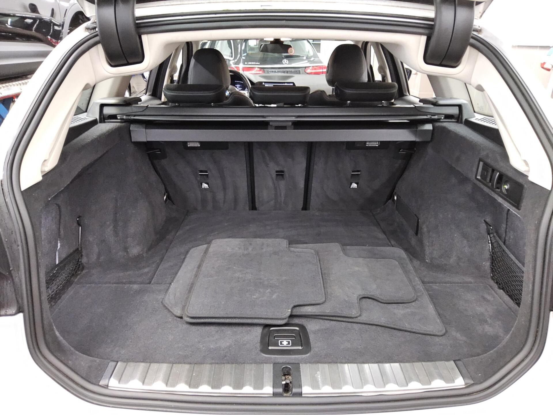 BMW 320dA Touring Sport-Line T-Leder Navi LED LC Pro 12