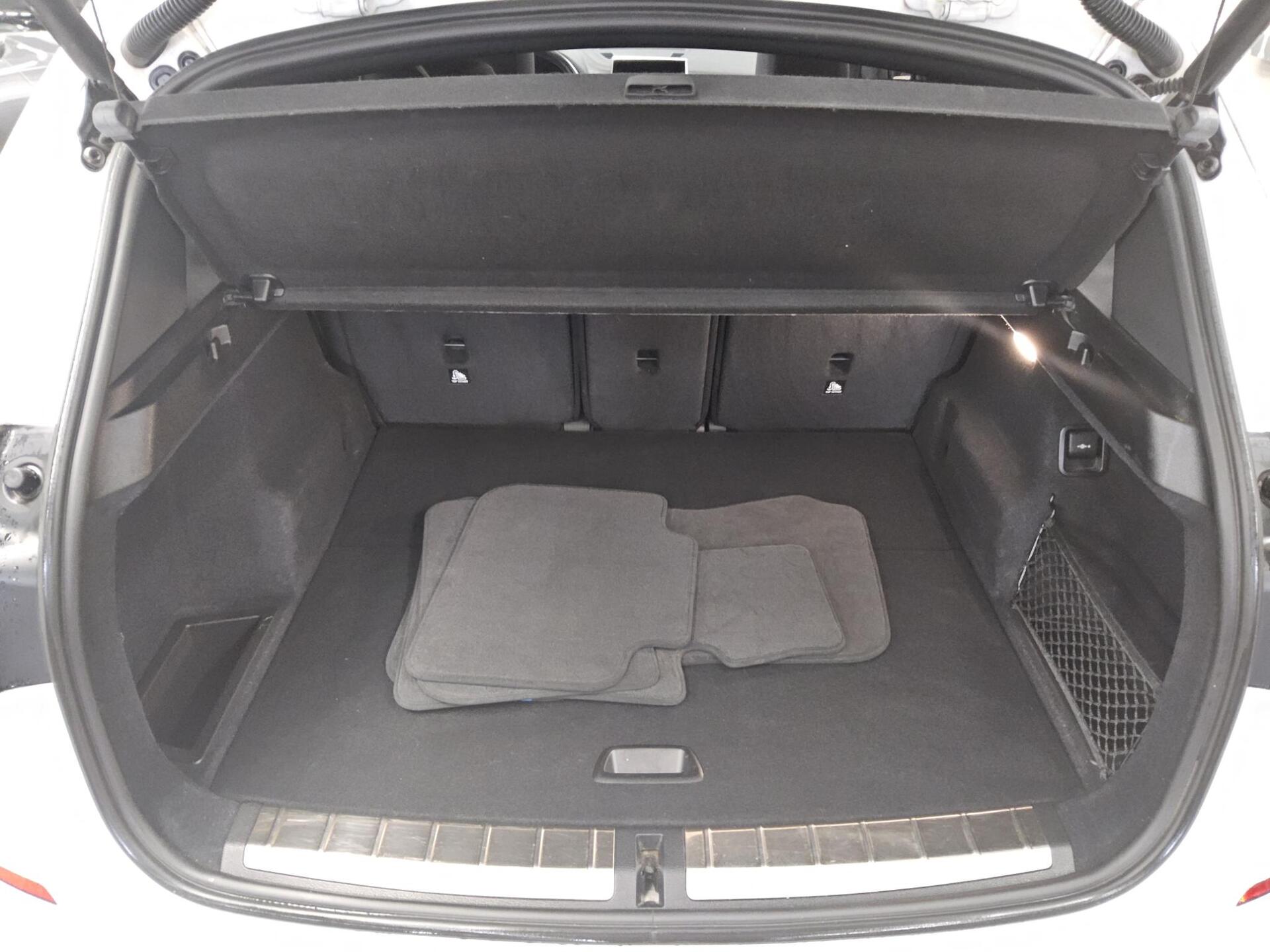 BMW X1 sDrive18d M-Sport Navi LED AHK ACC Shz PDC 12