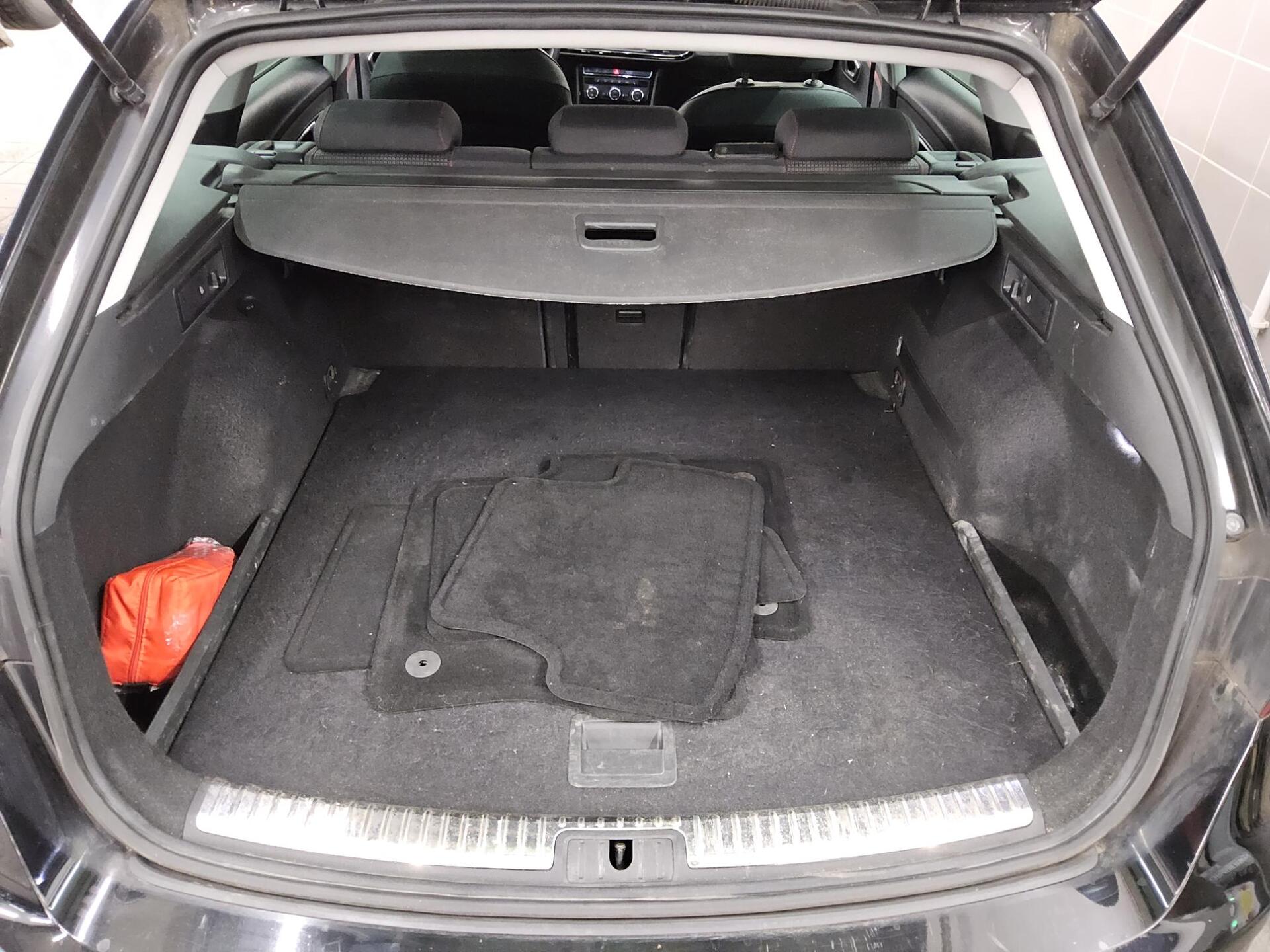 Seat Leon Sportstourer 2.0 TDI FR-Line Navi LED Shz 12