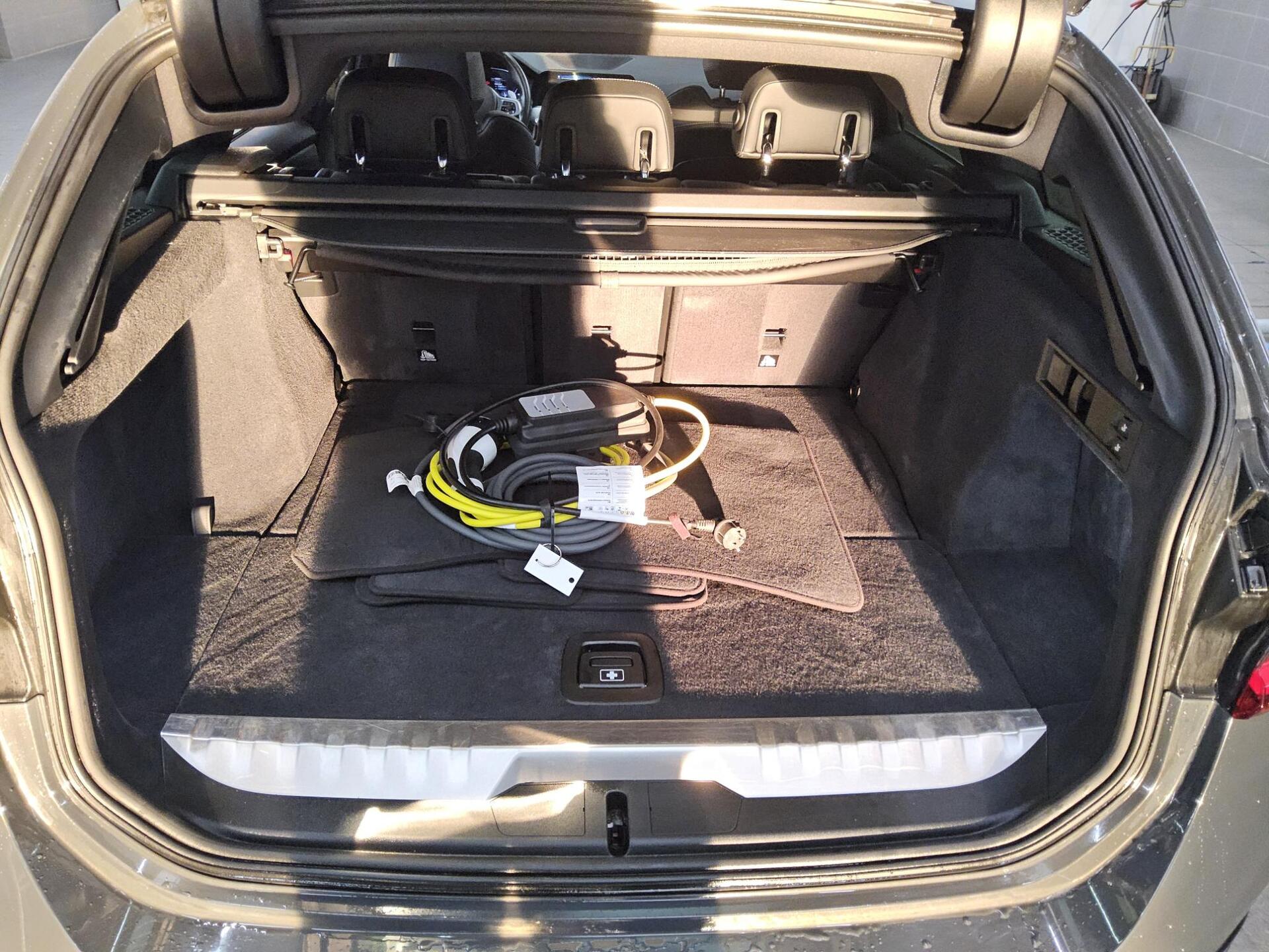 BMW 330e Touring Sport-Line Navi Laser LC-Pro Pano 13