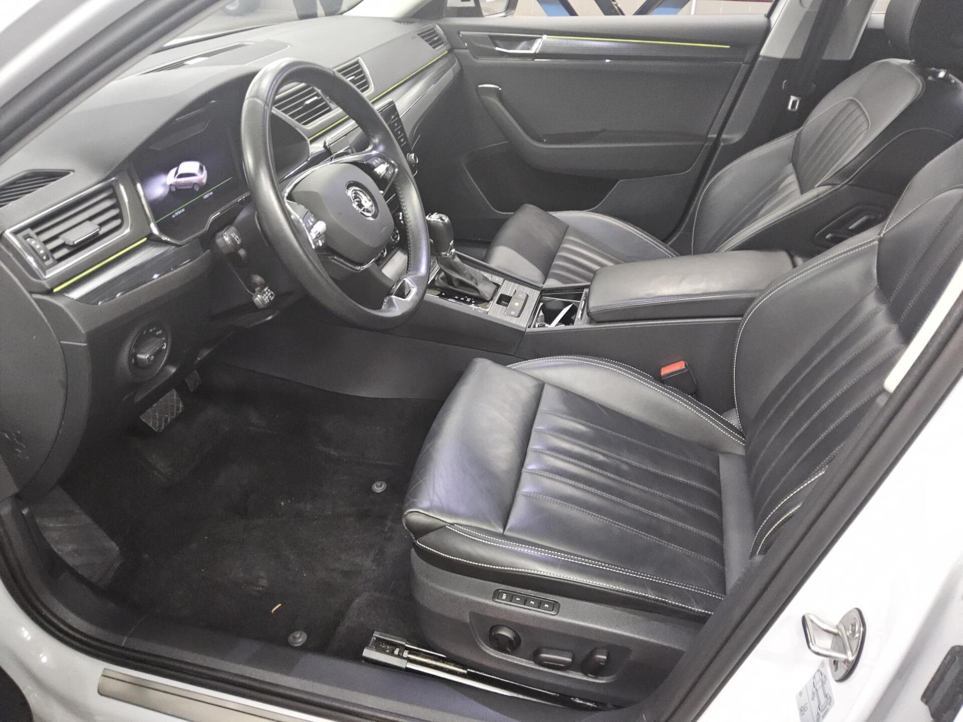 Skoda Superb Kombi 2.0 TDI Style Leder Navi LED vc AHK 9