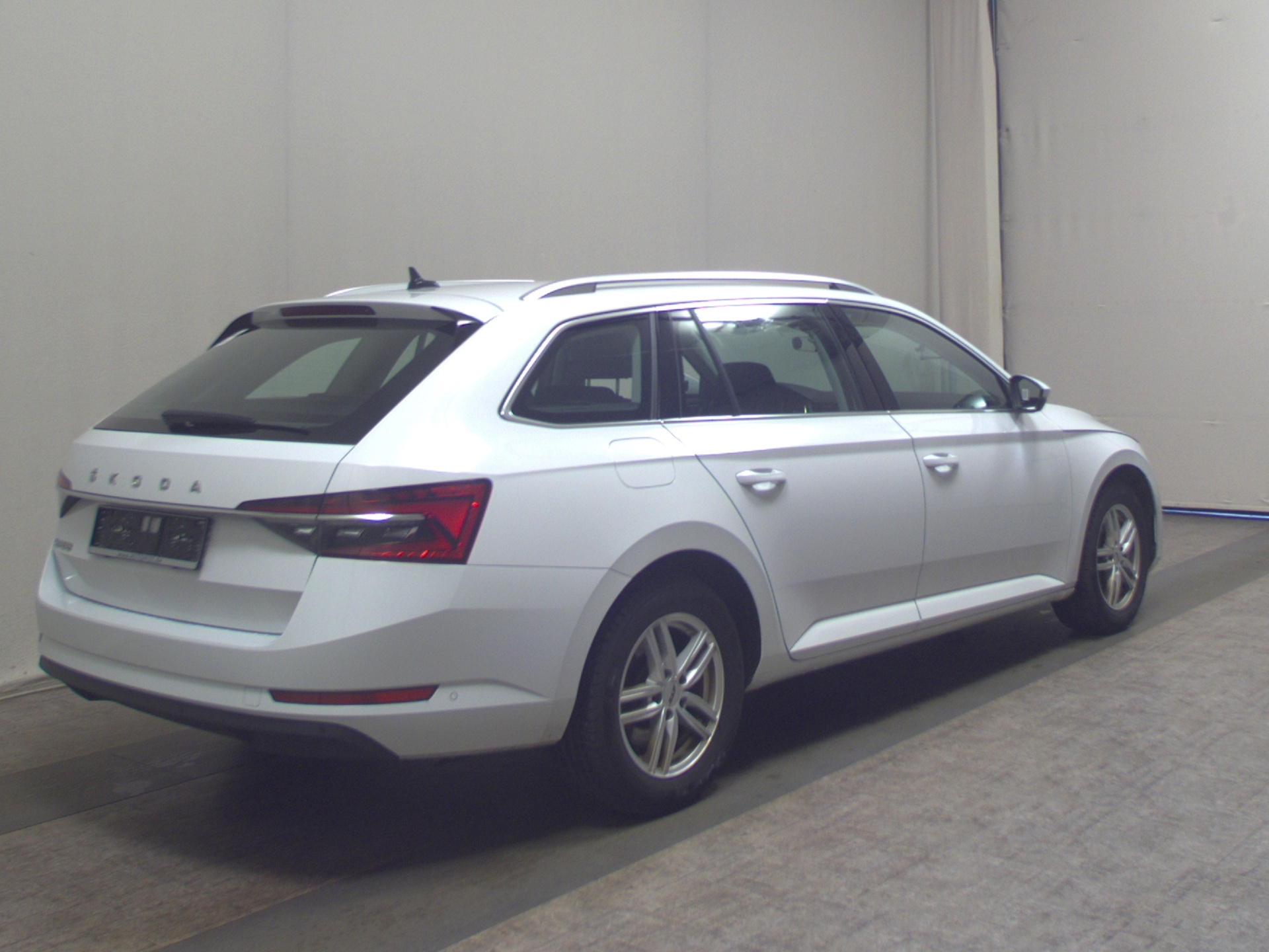 Skoda Superb Kombi 2.0 TDI Style Leder Navi LED vc AHK 4