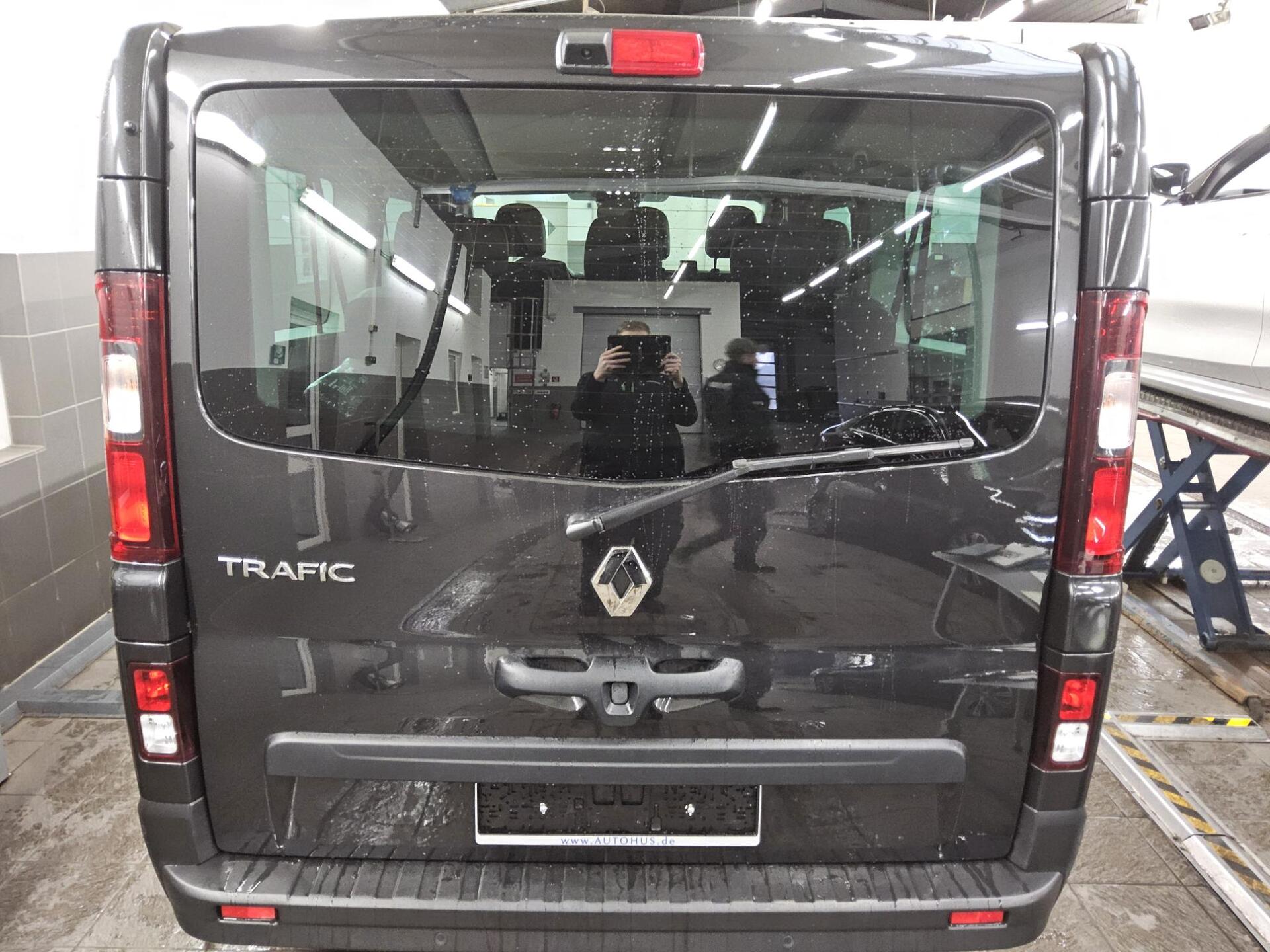 Renault Trafic 2.0 dCi Life L2H1 9-Sitze Navi LED RFK 10