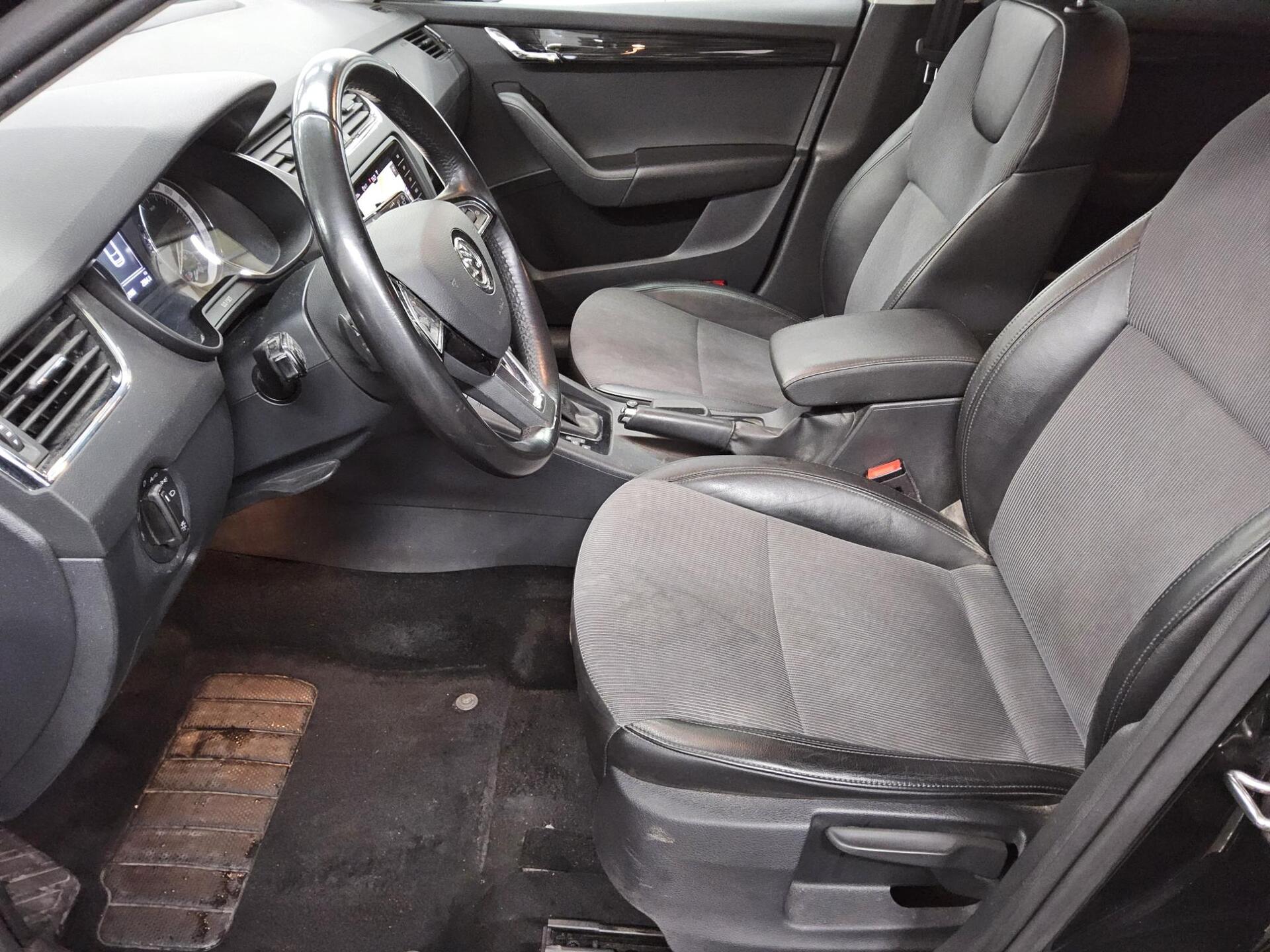 Skoda Octavia Kombi 2.0 TDI Style T-Leder Navi Shz 8