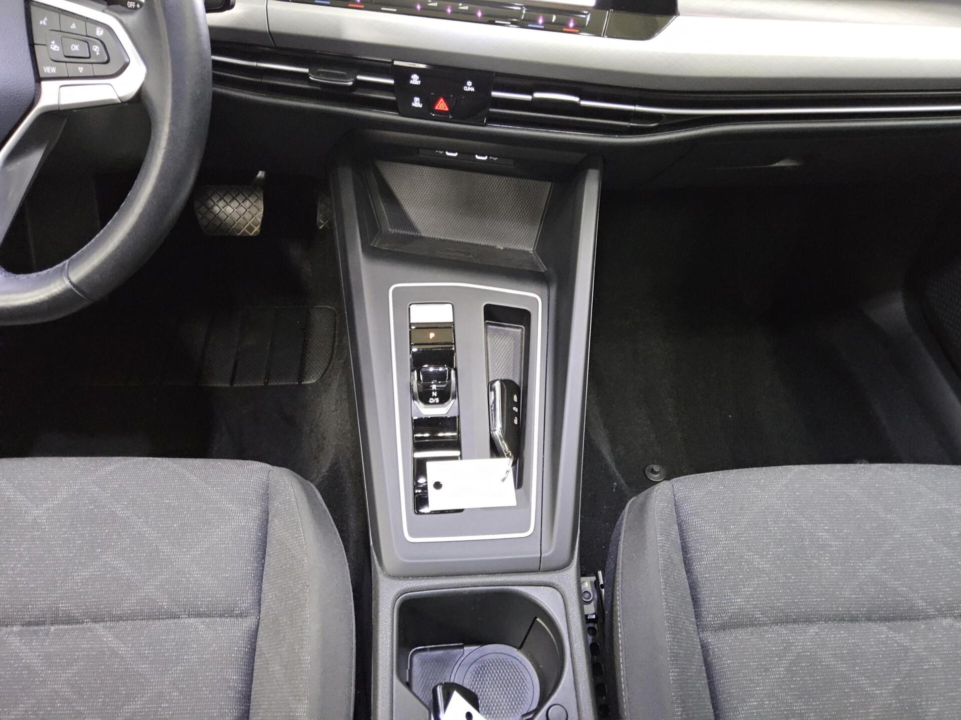 Volkswagen Golf-8 Var. 1.0 eTSI Life Navi LED ACC AID RFK 6