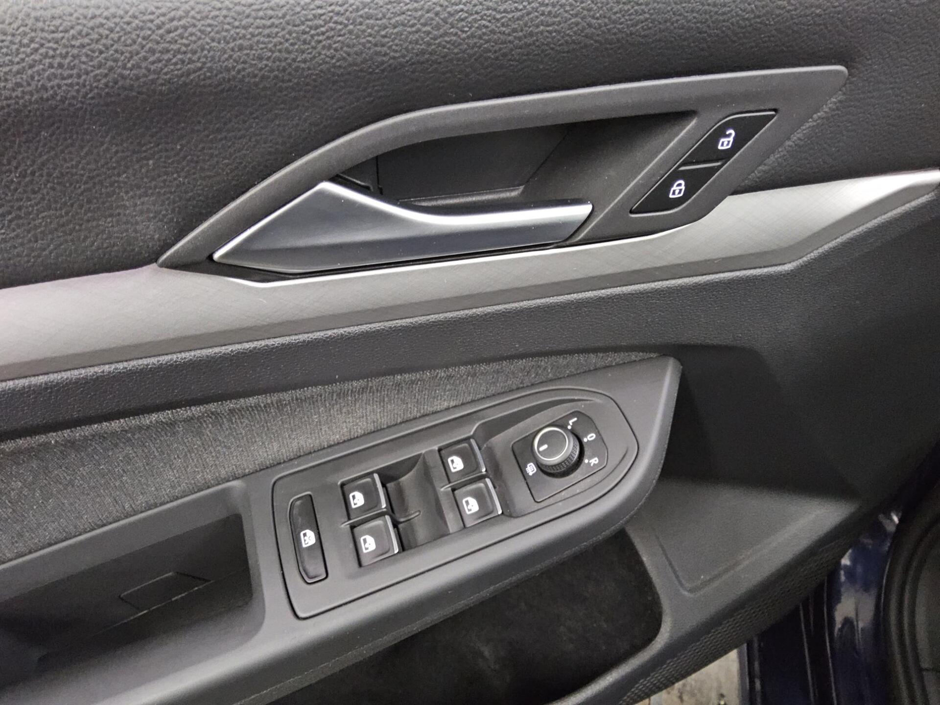 Volkswagen Golf-8 Var. 1.0 eTSI Life Navi LED ACC AID RFK 9