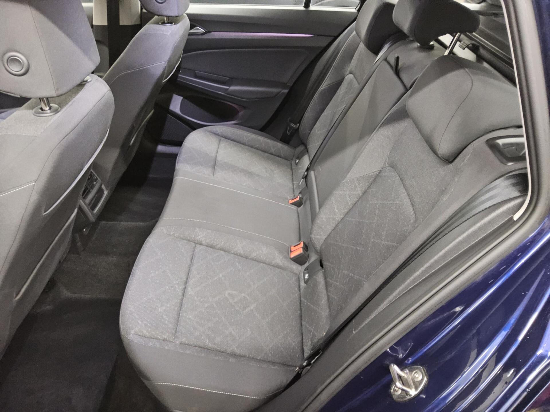 Volkswagen Golf-8 Var. 1.0 eTSI Life Navi LED ACC AID RFK 13