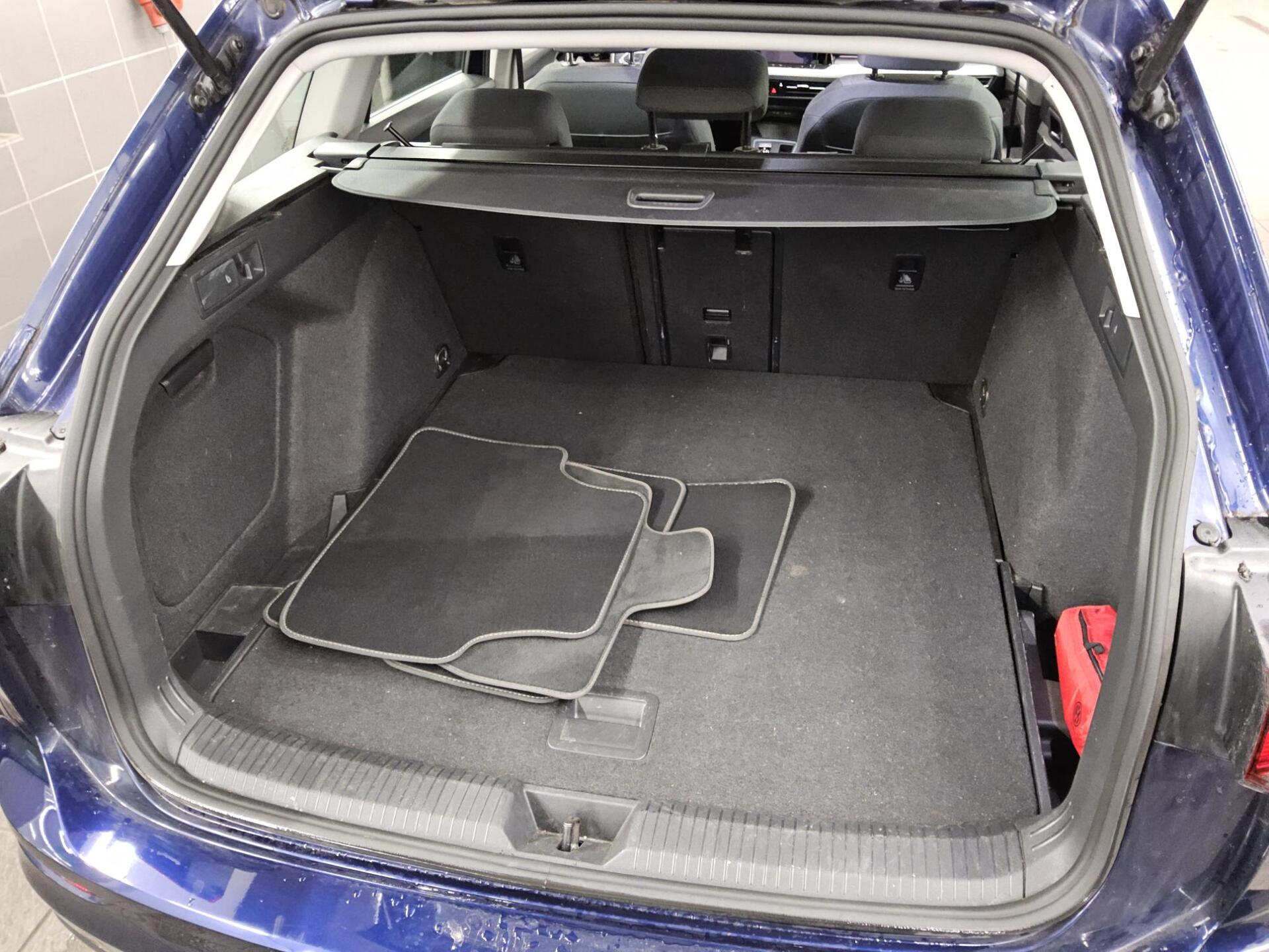 Volkswagen Golf-8 Var. 1.0 eTSI Life Navi LED ACC AID RFK 12