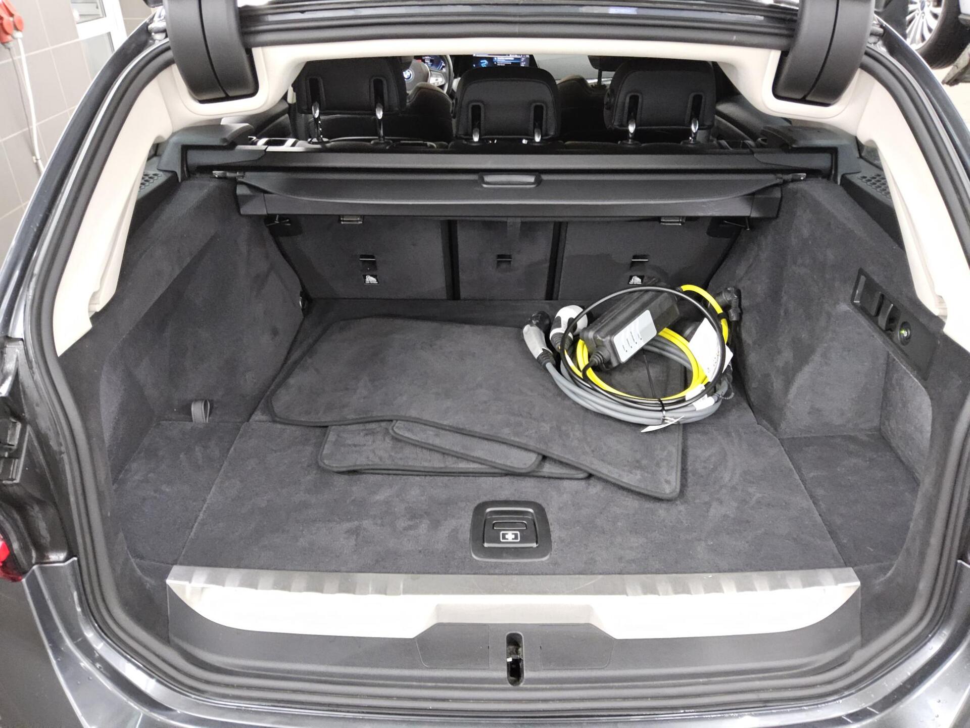 BMW 330e Touring Sport-Line Navi LC Pro LED AHK ACC 12